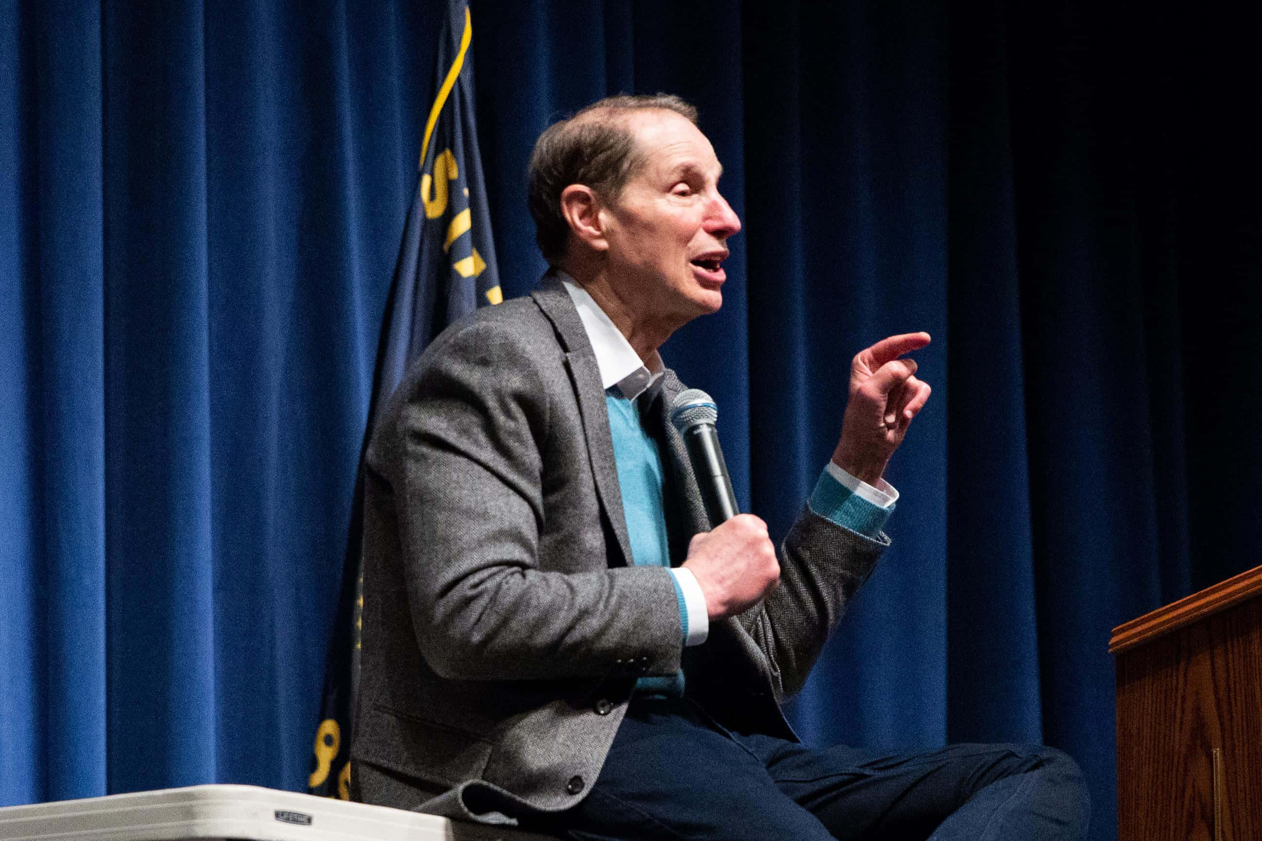 Ron Wyden, gray blazer, microphone, 2K Desktop Wallpaper