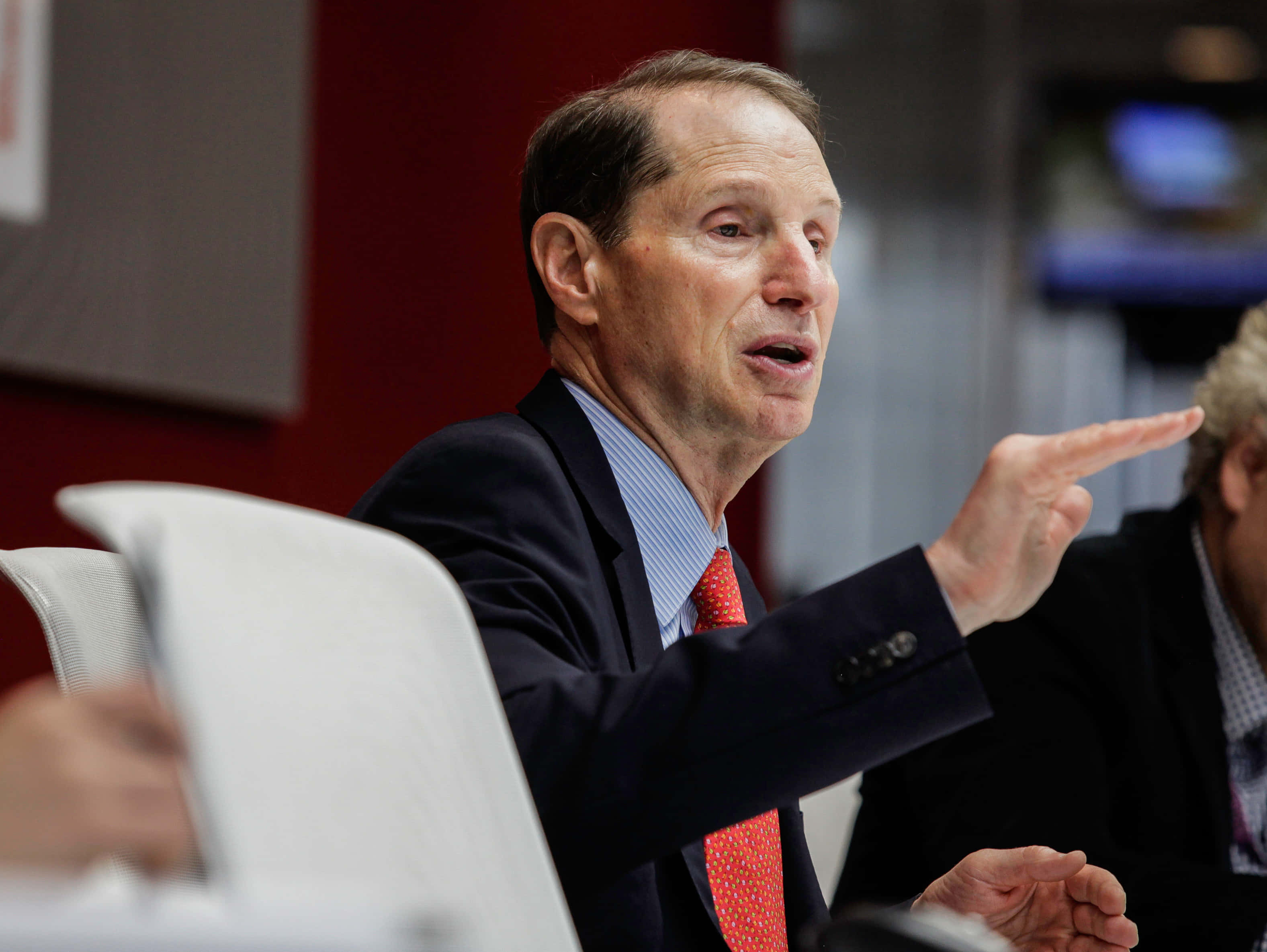 Ron Wyden, dark suit, red tie, 2K Desktop Wallpaper
