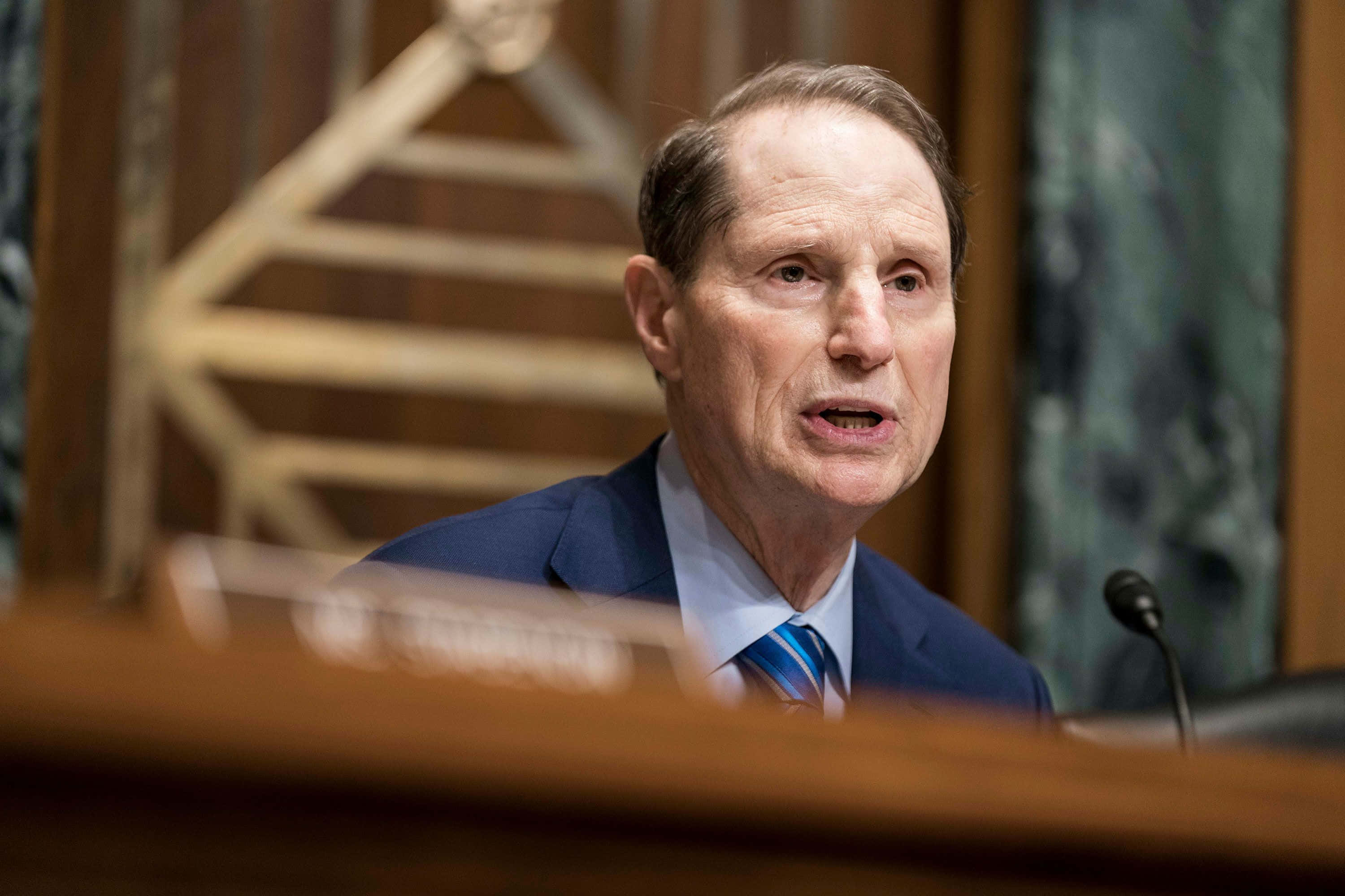 Ron Wyden, blue suit, striped tie, 2K Desktop Wallpaper