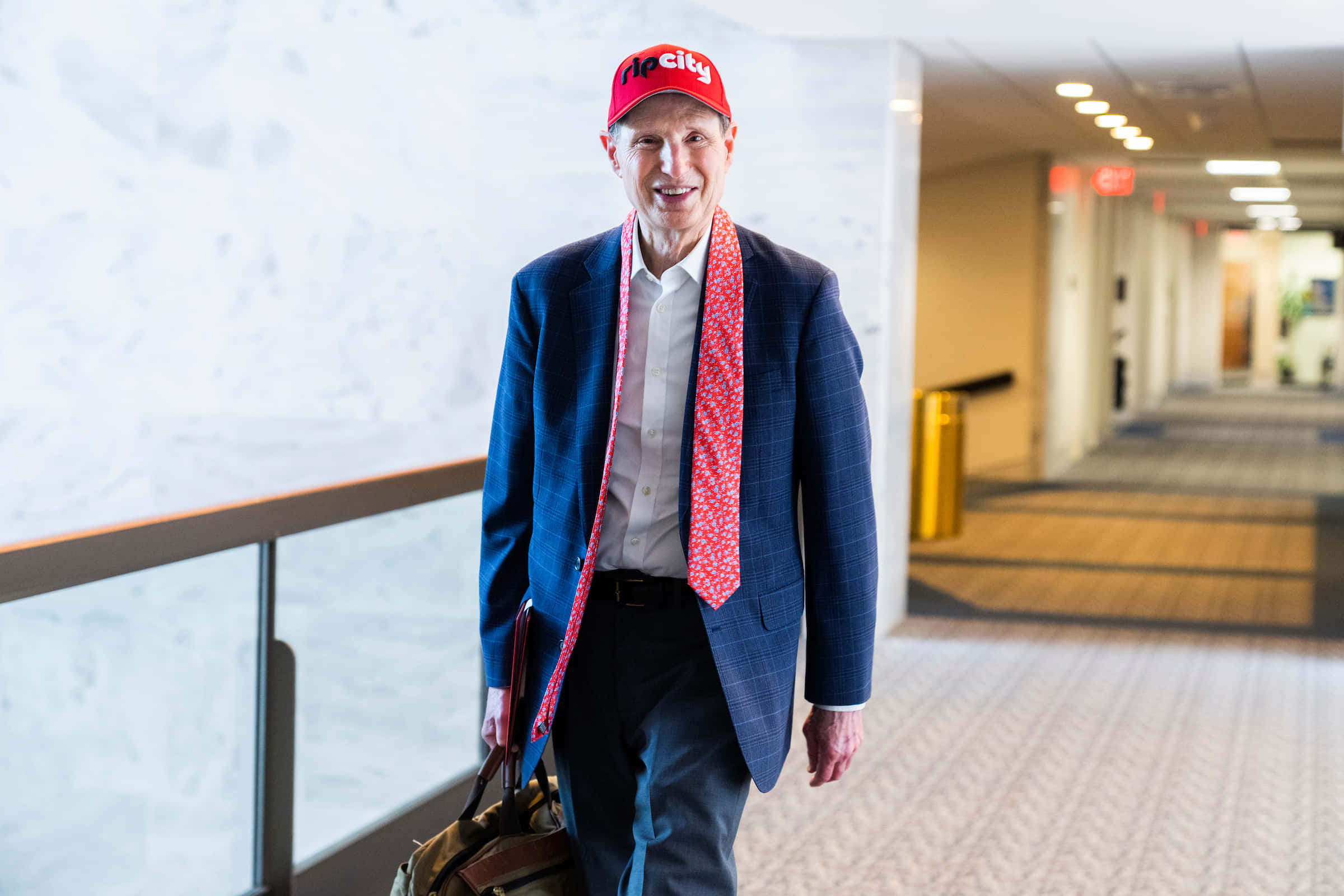 Ron Wyden, red hat, blue blazer, Full HD Desktop Wallpaper