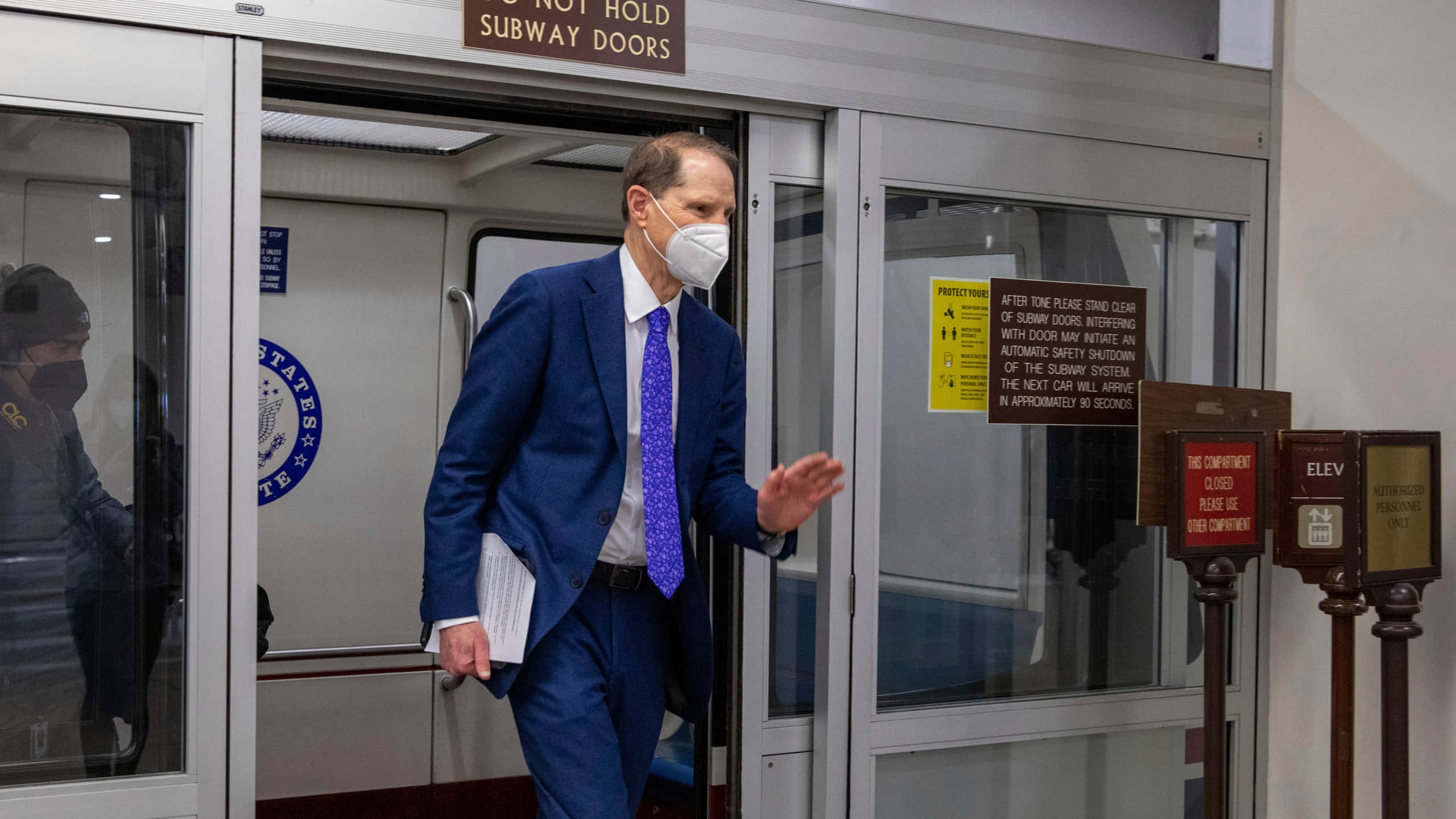 Ron Wyden, blue suit, face mask, 2K Desktop Wallpaper