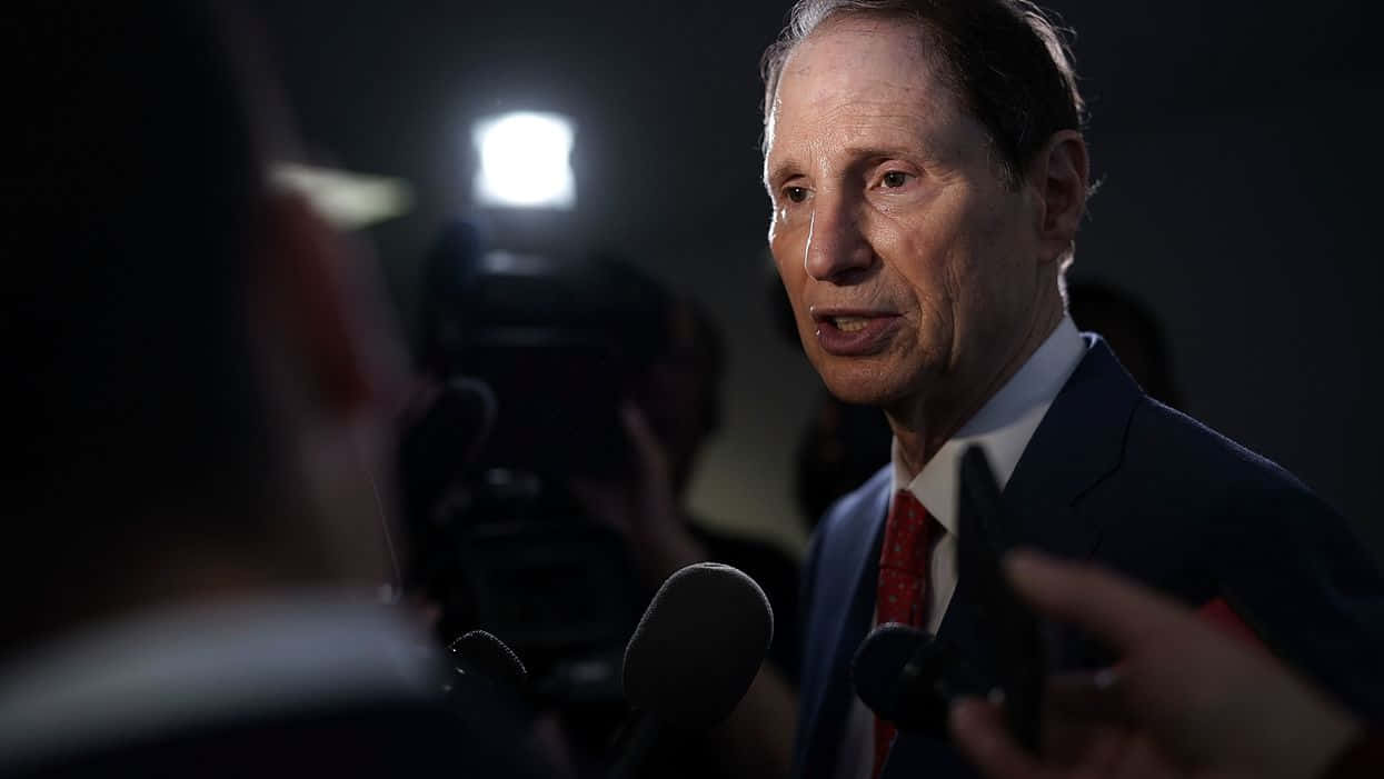 Ron Wyden, studio lights, microphones, SD Desktop Wallpaper