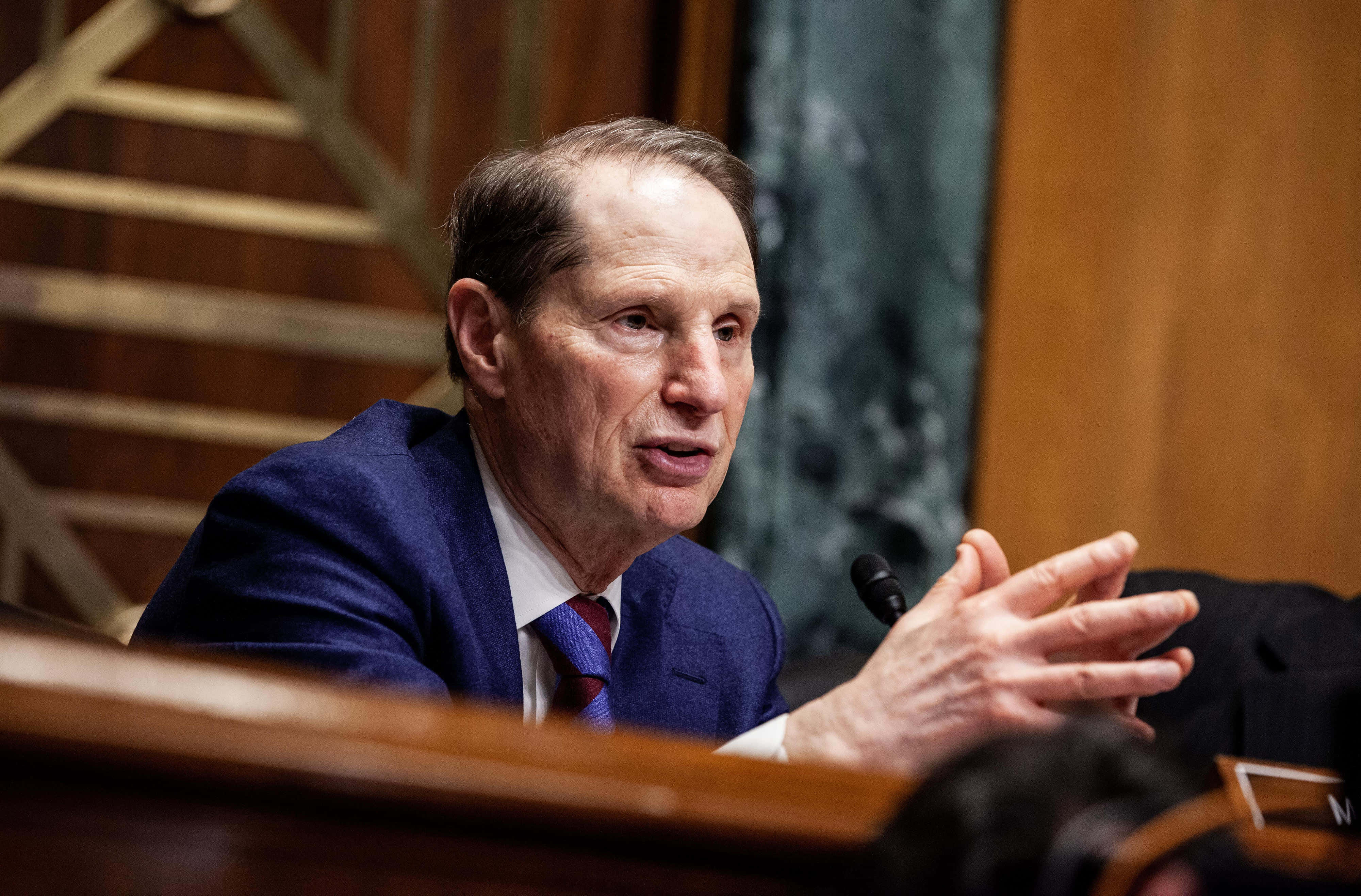 Ron Wyden, blue suit, wooden podium, 4K Desktop Wallpaper