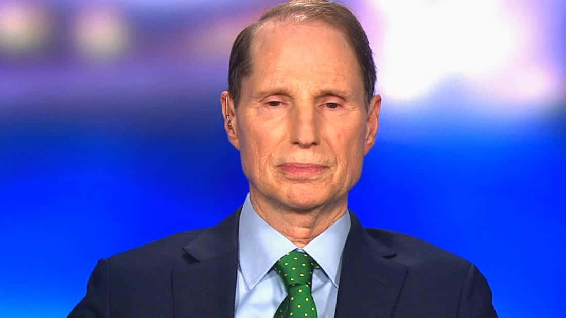 Ron Wyden, dark suit, green polka dot tie, SD Desktop Wallpaper
