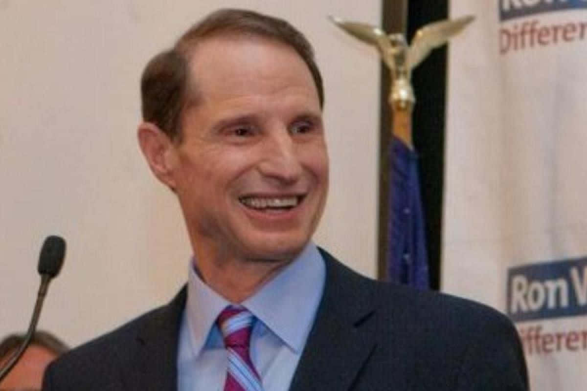Ron Wyden, suit and tie, podium, SD Desktop Wallpaper