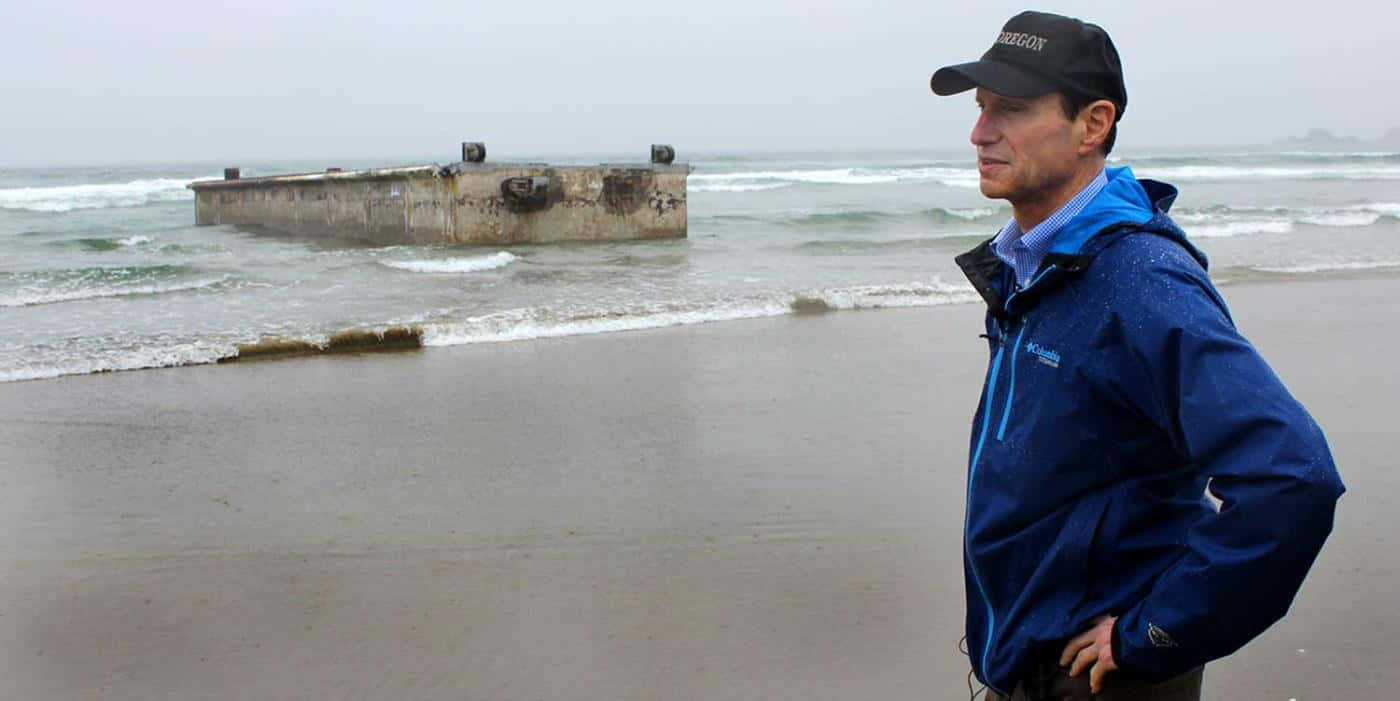 Ron Wyden, blue jacket, wet beach, HD Desktop Wallpaper