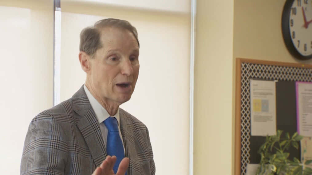 Ron Wyden, plaid suit, blue tie, SD Desktop Wallpaper