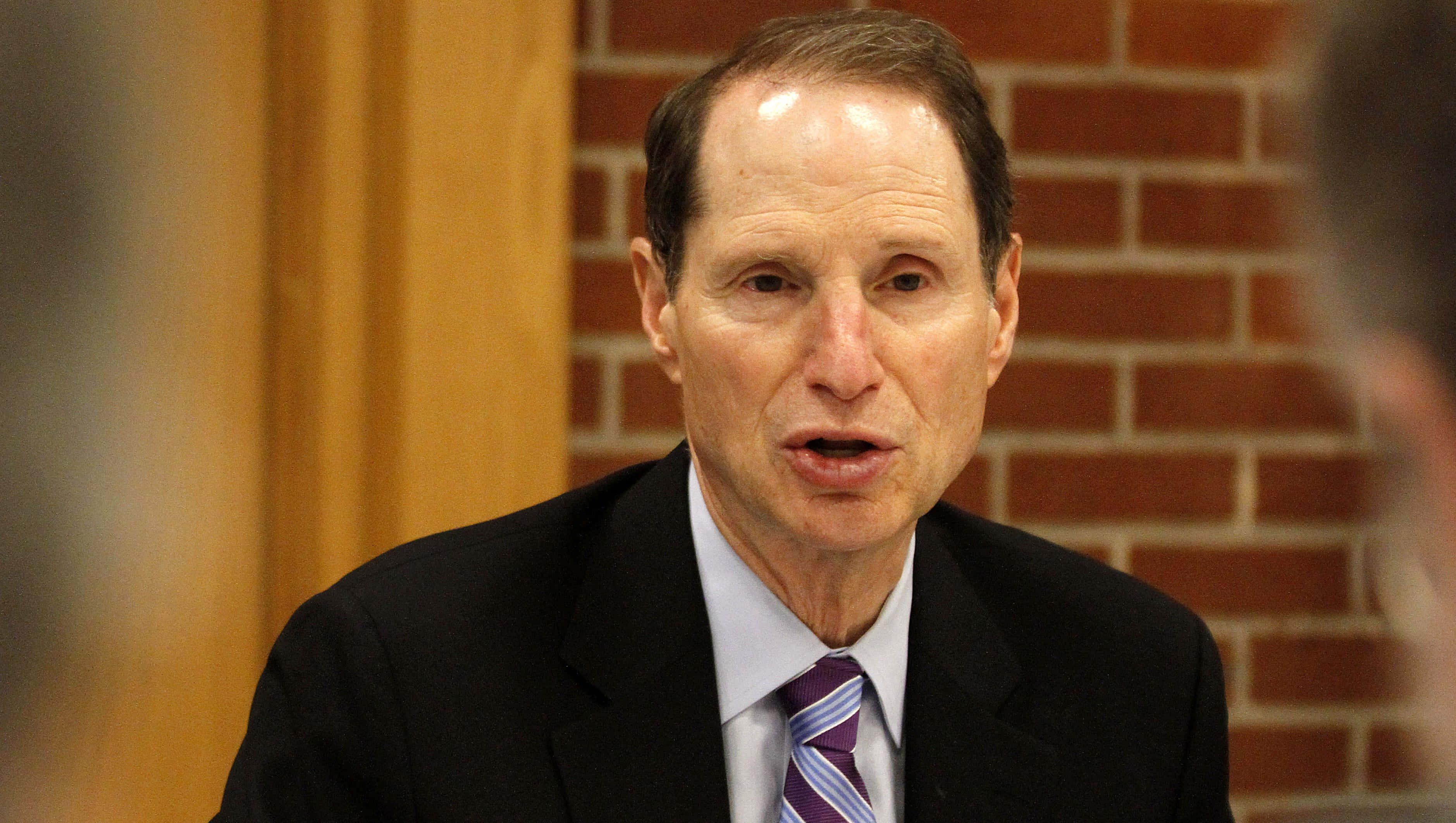 Ron Wyden, black suit, striped tie, 2K Desktop Wallpaper