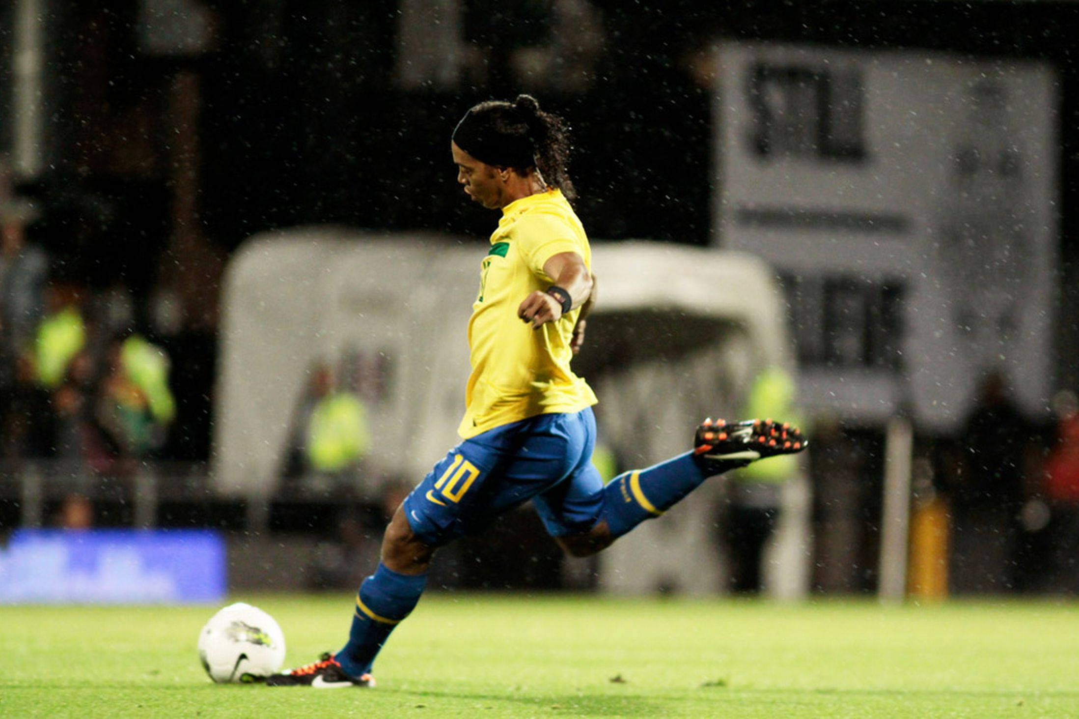Ronaldinho, yellow jersey, rain-slicked field, Full HD Desktop Wallpaper