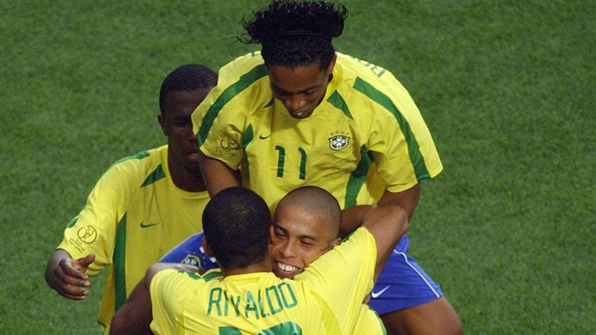 Ronaldinho, yellow jerseys, green field, Full HD Desktop Wallpaper