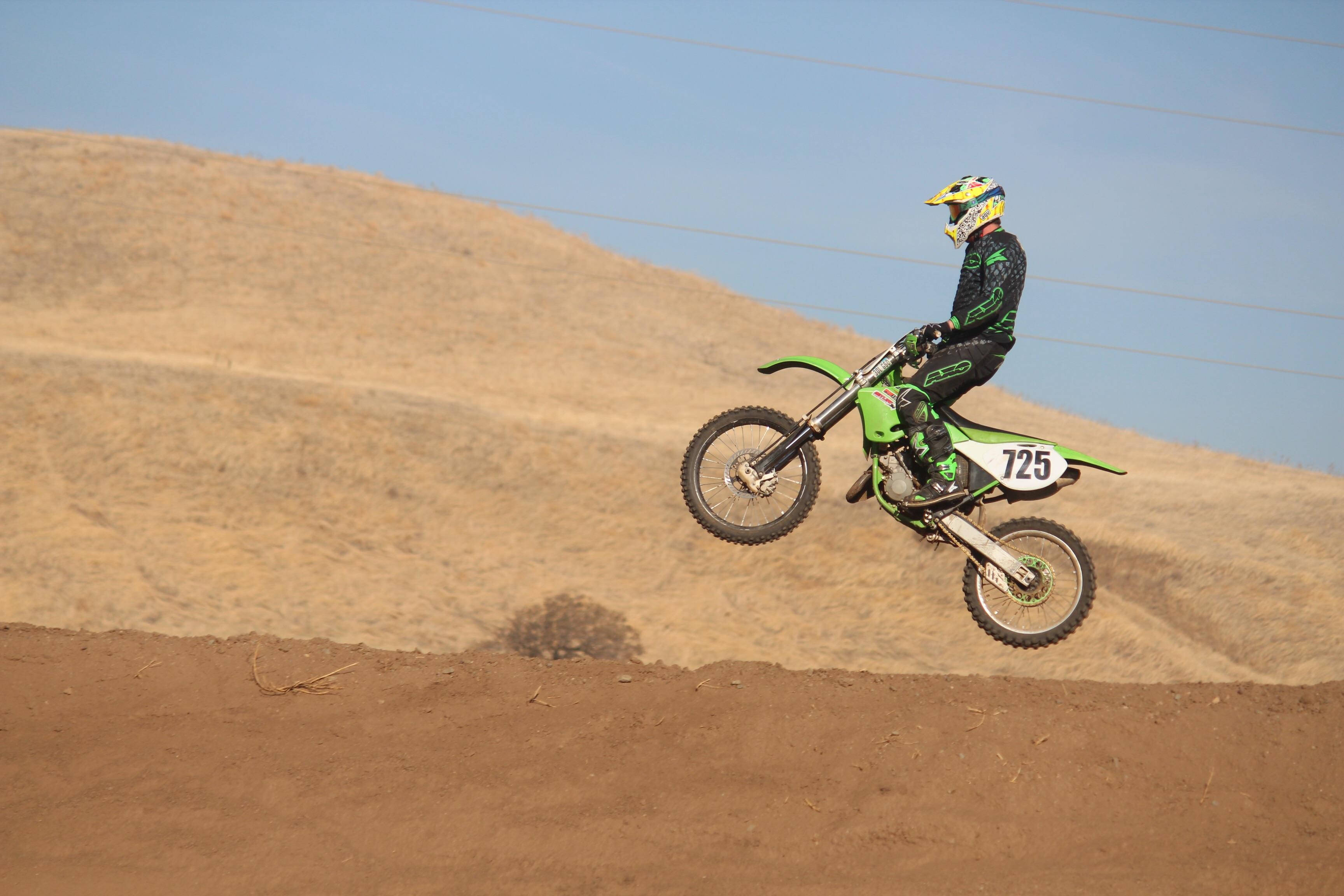 Ronnie Mac, green bike, dirt bike, 2K Desktop Wallpaper