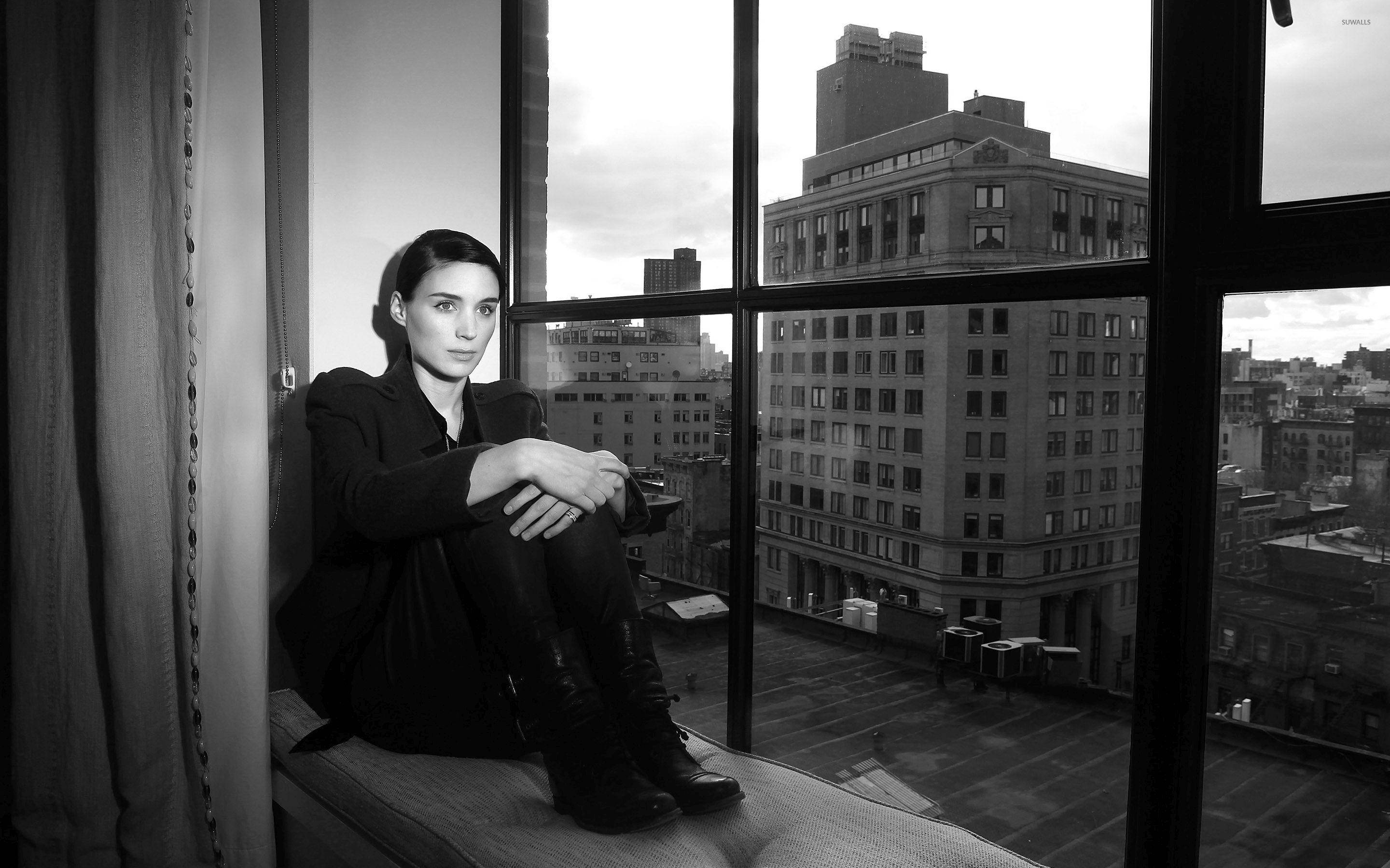 Rooney Mara, window sill, cityscape, 2K Desktop Wallpaper