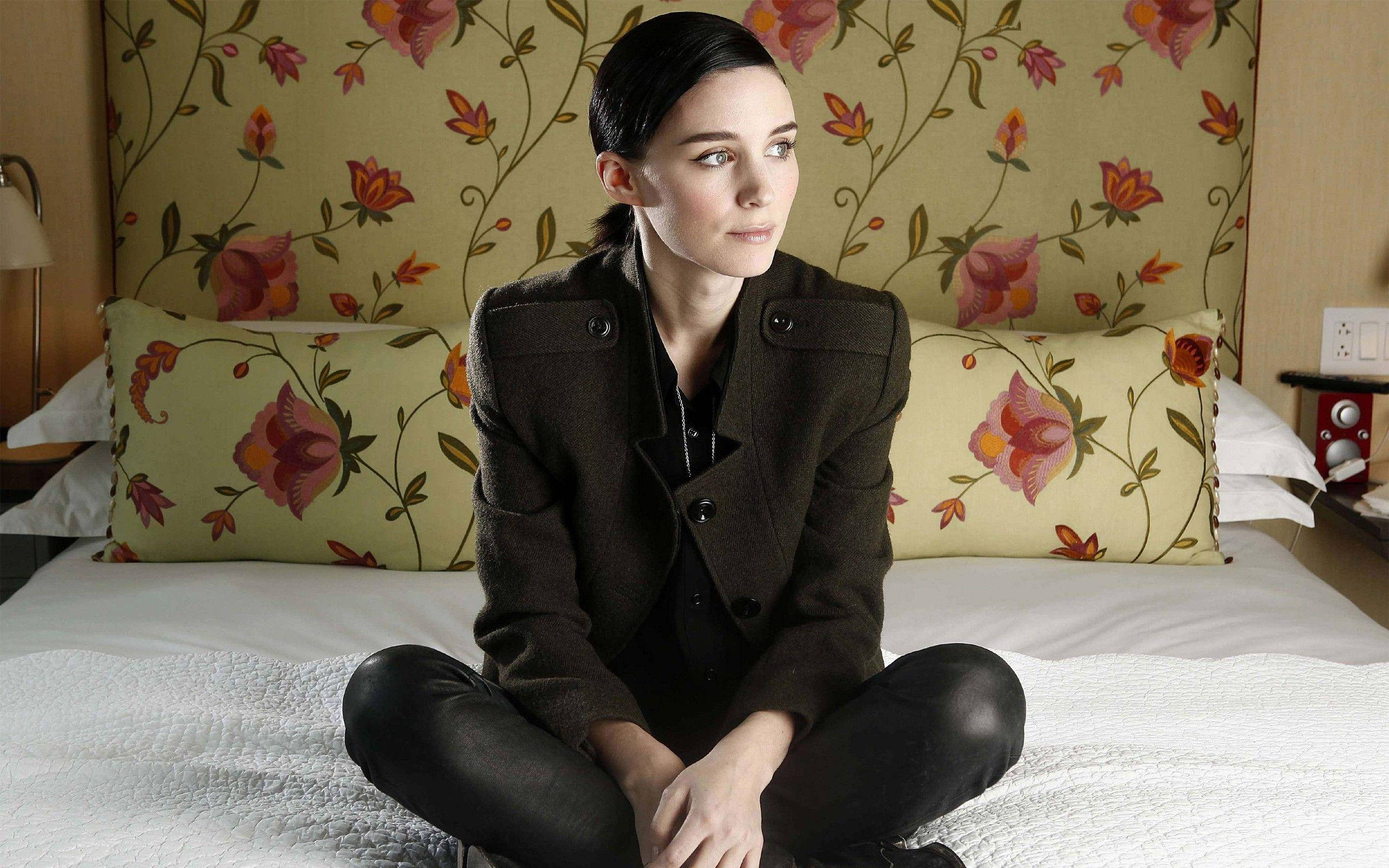 Rooney Mara, bed, floral wallpaper, 2K Desktop Wallpaper