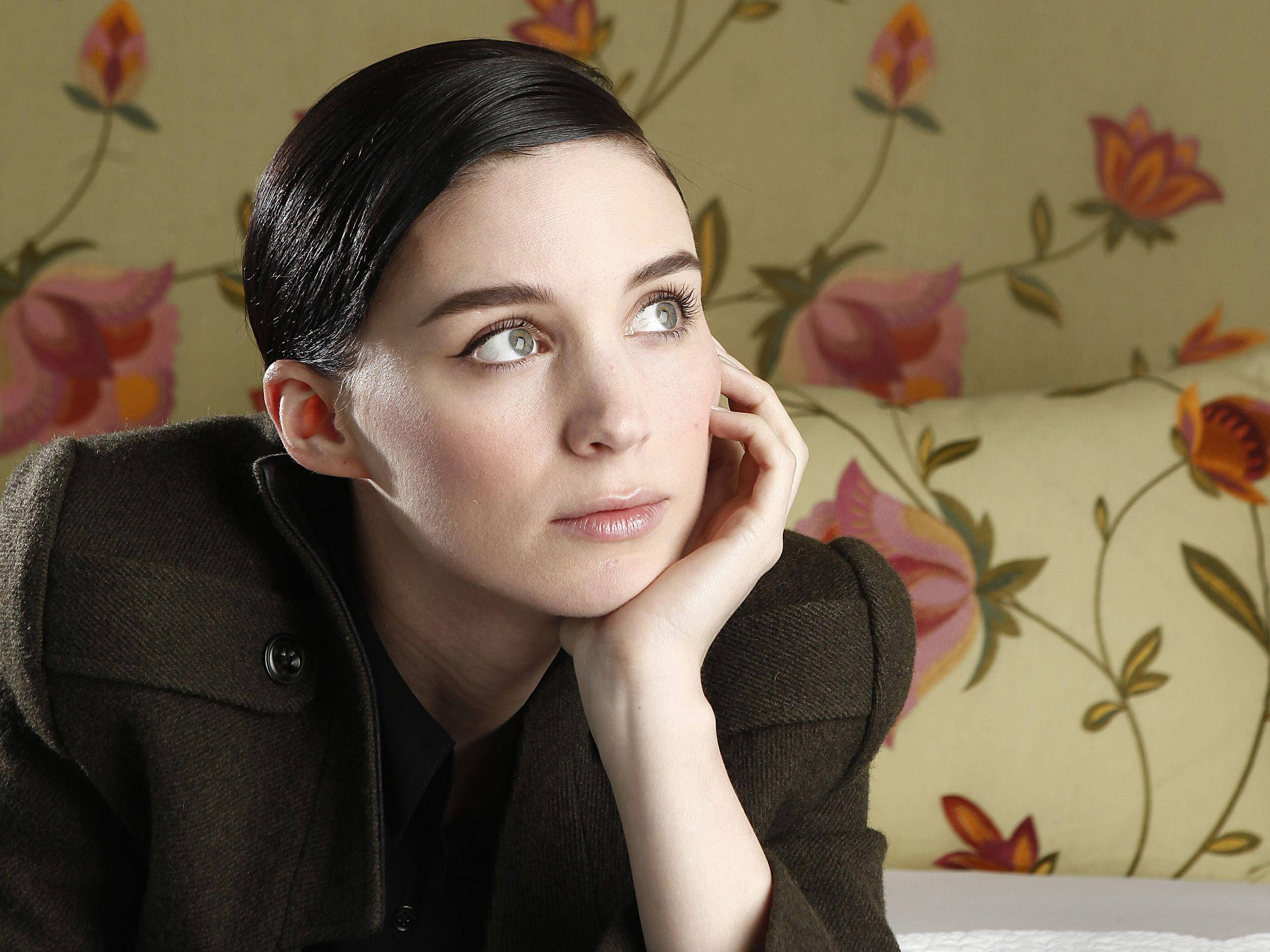 Rooney Mara, flowery wall, dark hair, 2K Desktop Wallpaper