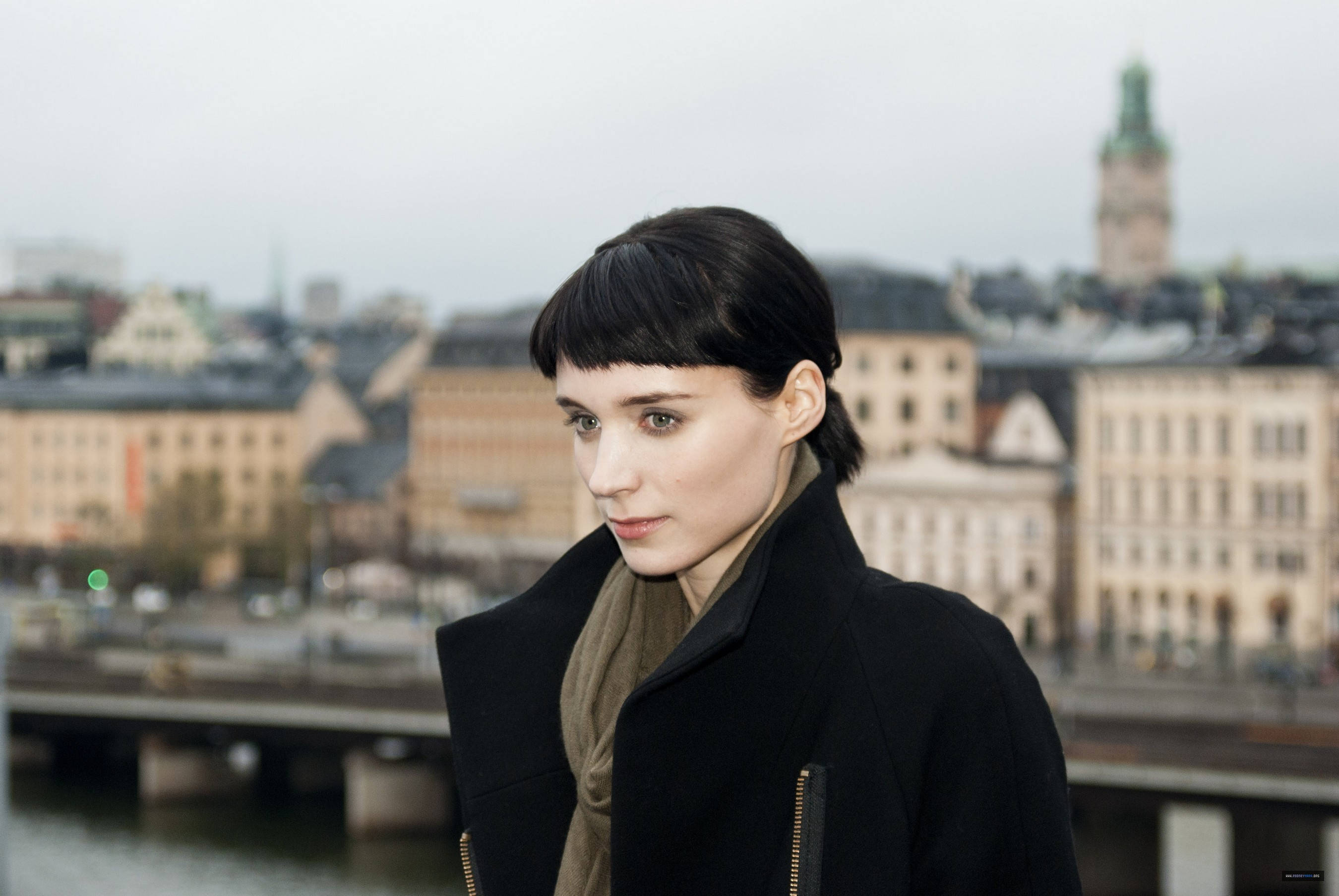 Rooney Mara, black coat, scarf, 2K Desktop Wallpaper