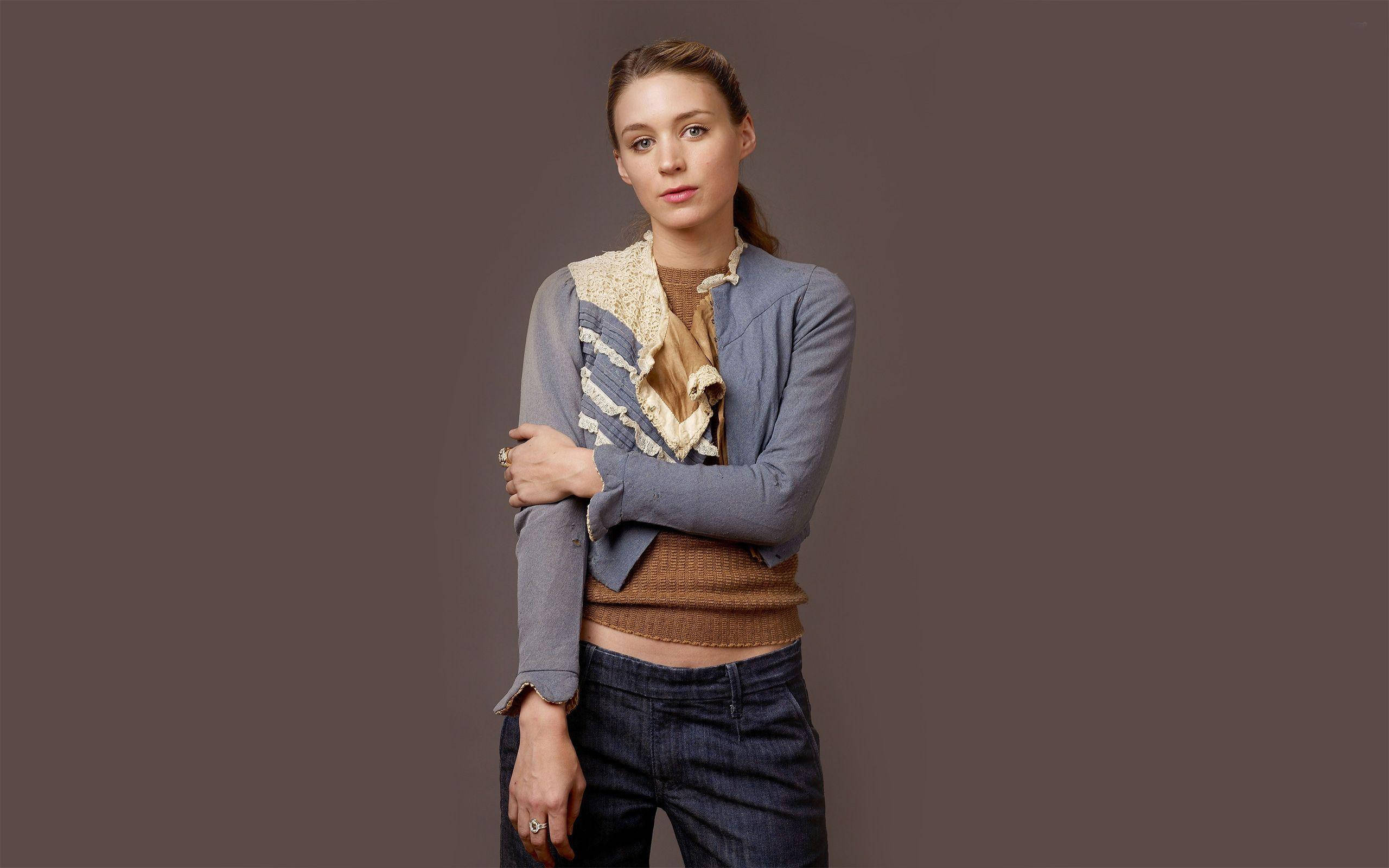 Rooney Mara, gray wall, layered clothing, 2K Desktop Wallpaper