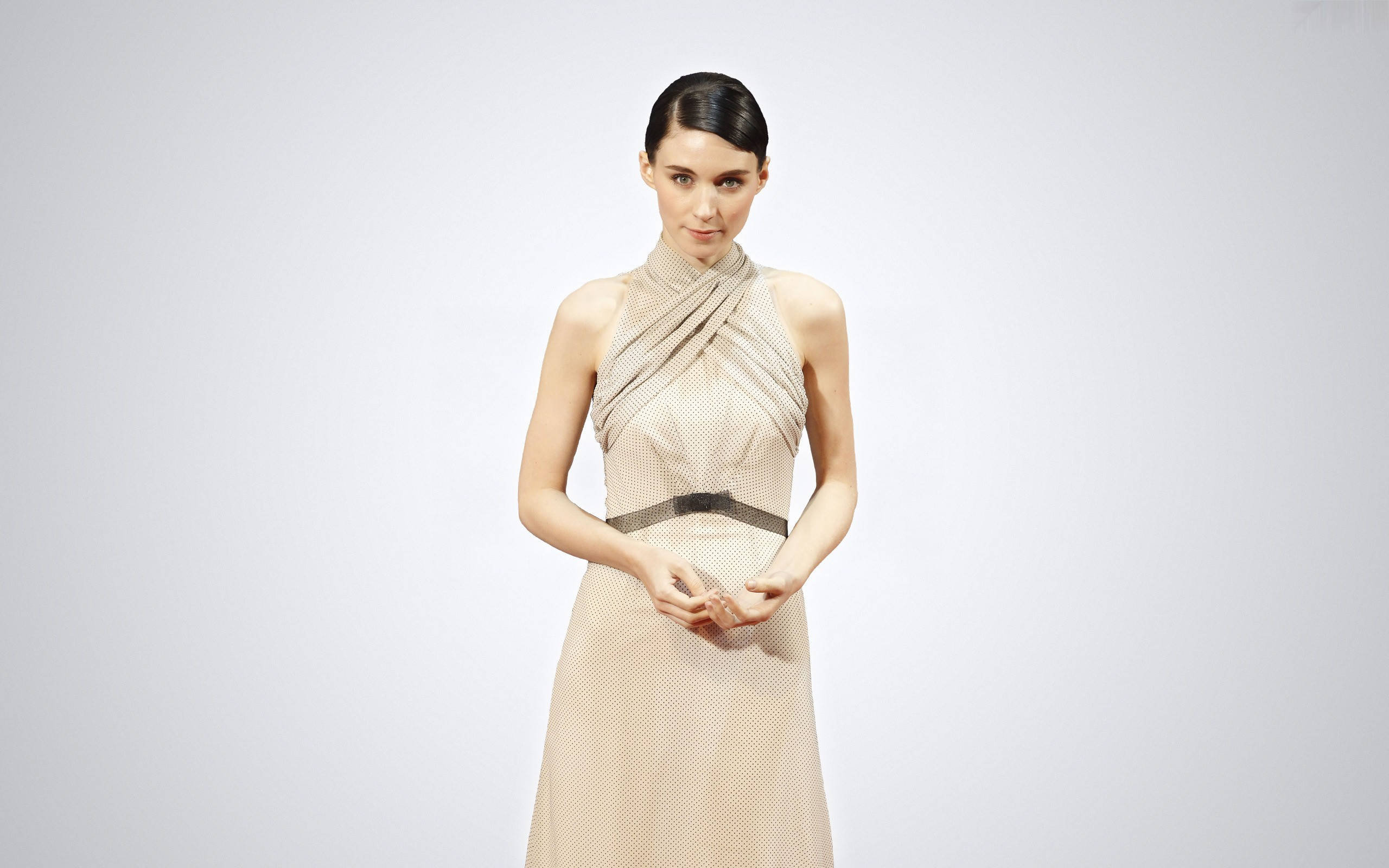 Rooney Mara, beige textured halter dress, black belt, 2K Desktop Wallpaper
