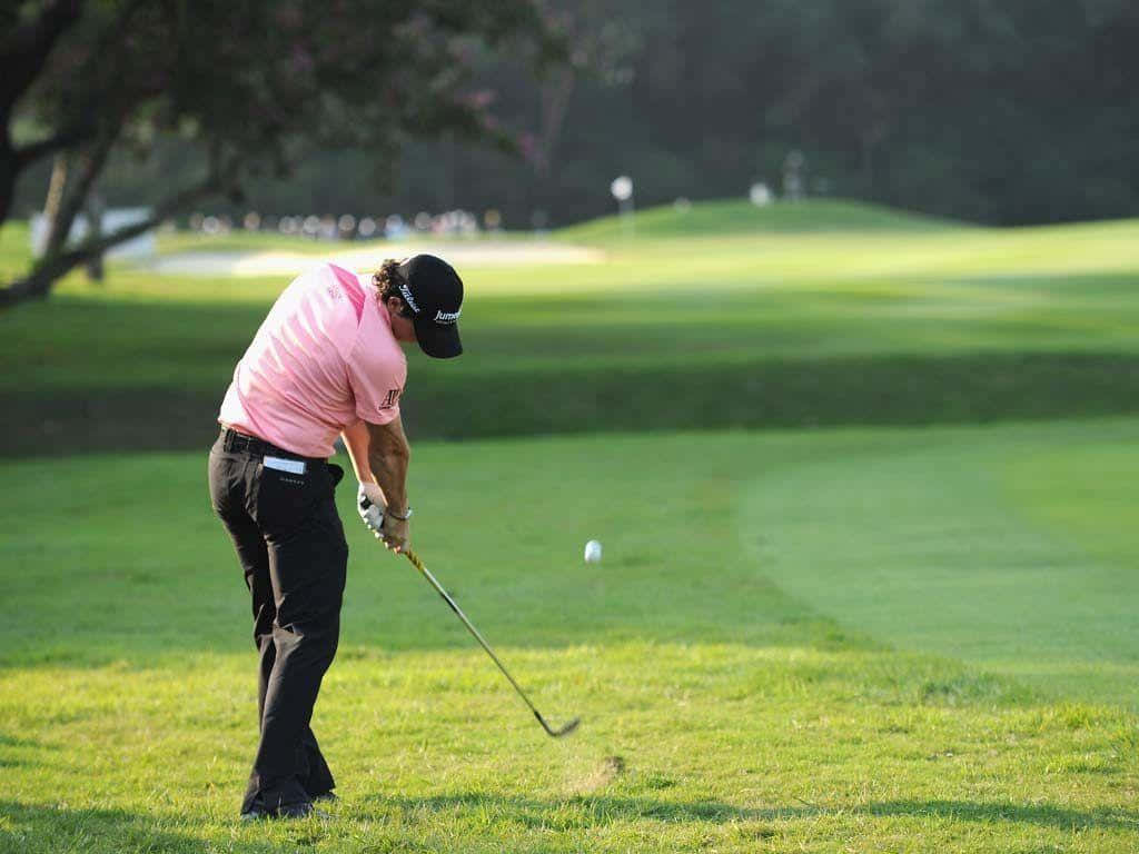 Rory McIlroy, pink shirt, sunlit green course, SD Desktop Wallpaper