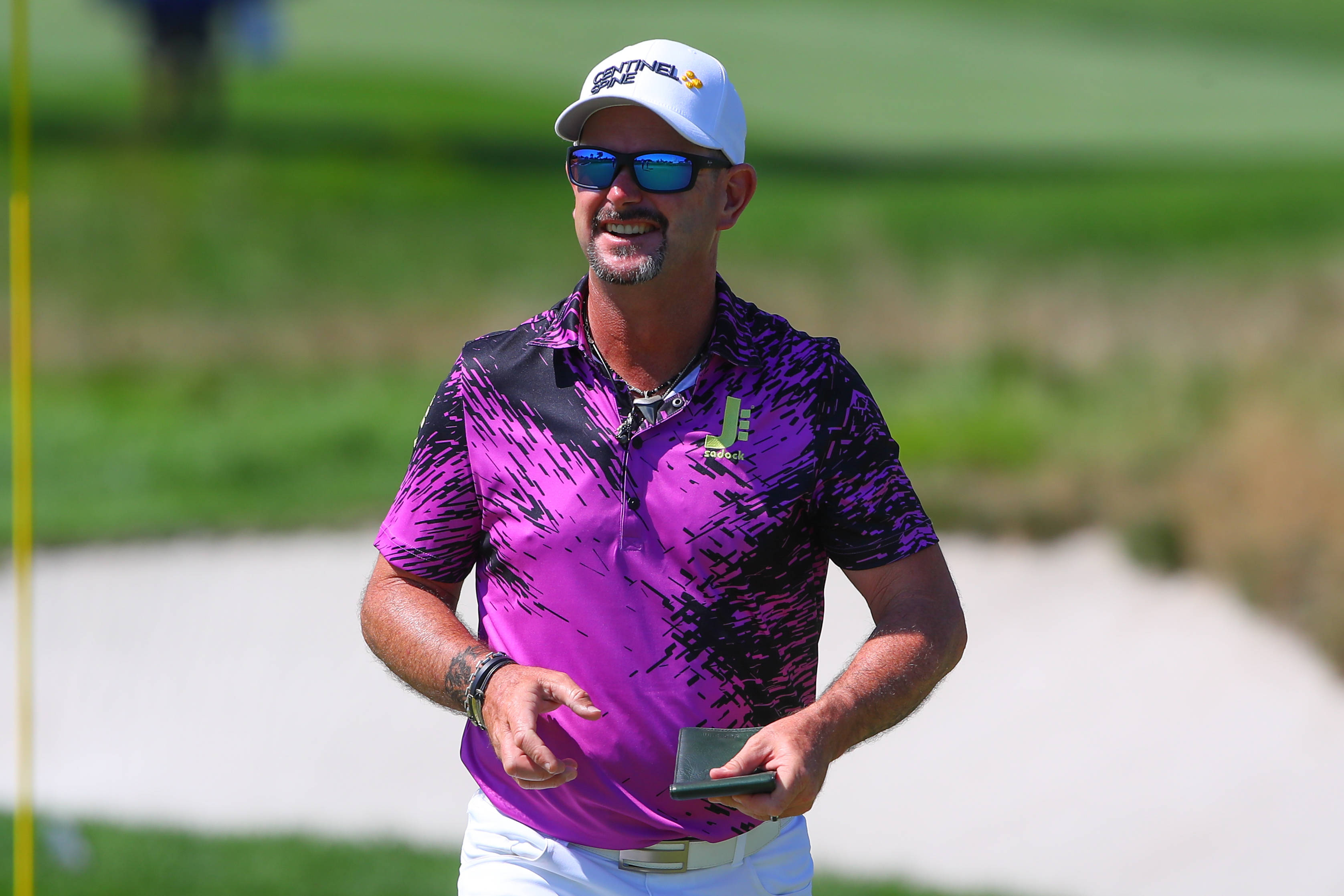 Rory Sabbatini, bright violet shirt, vibrant purple patterned shirt, 2K Desktop Wallpaper