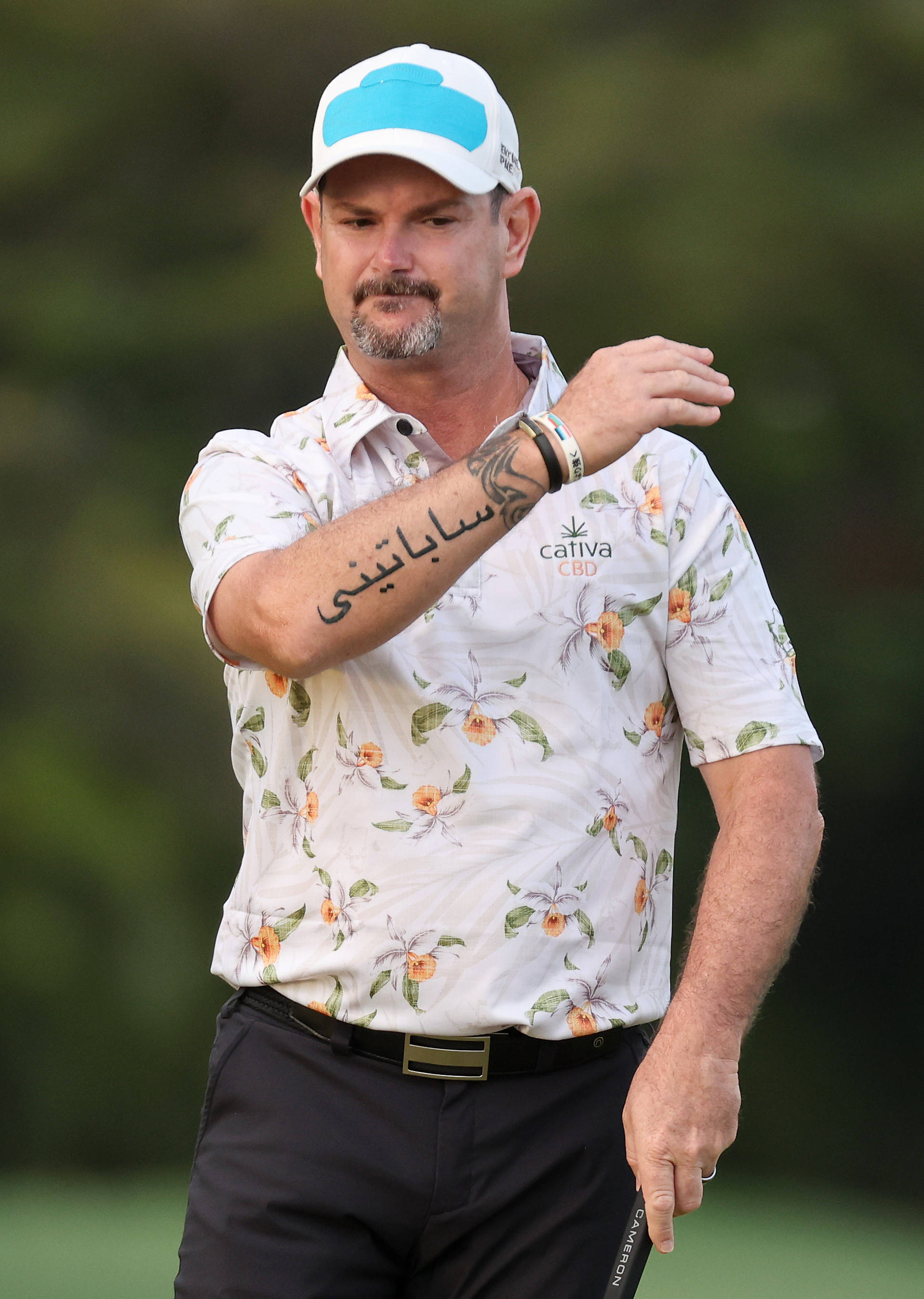 Rory Sabbatini, Arabic tattoo, floral shirt, 2K Phone Wallpaper