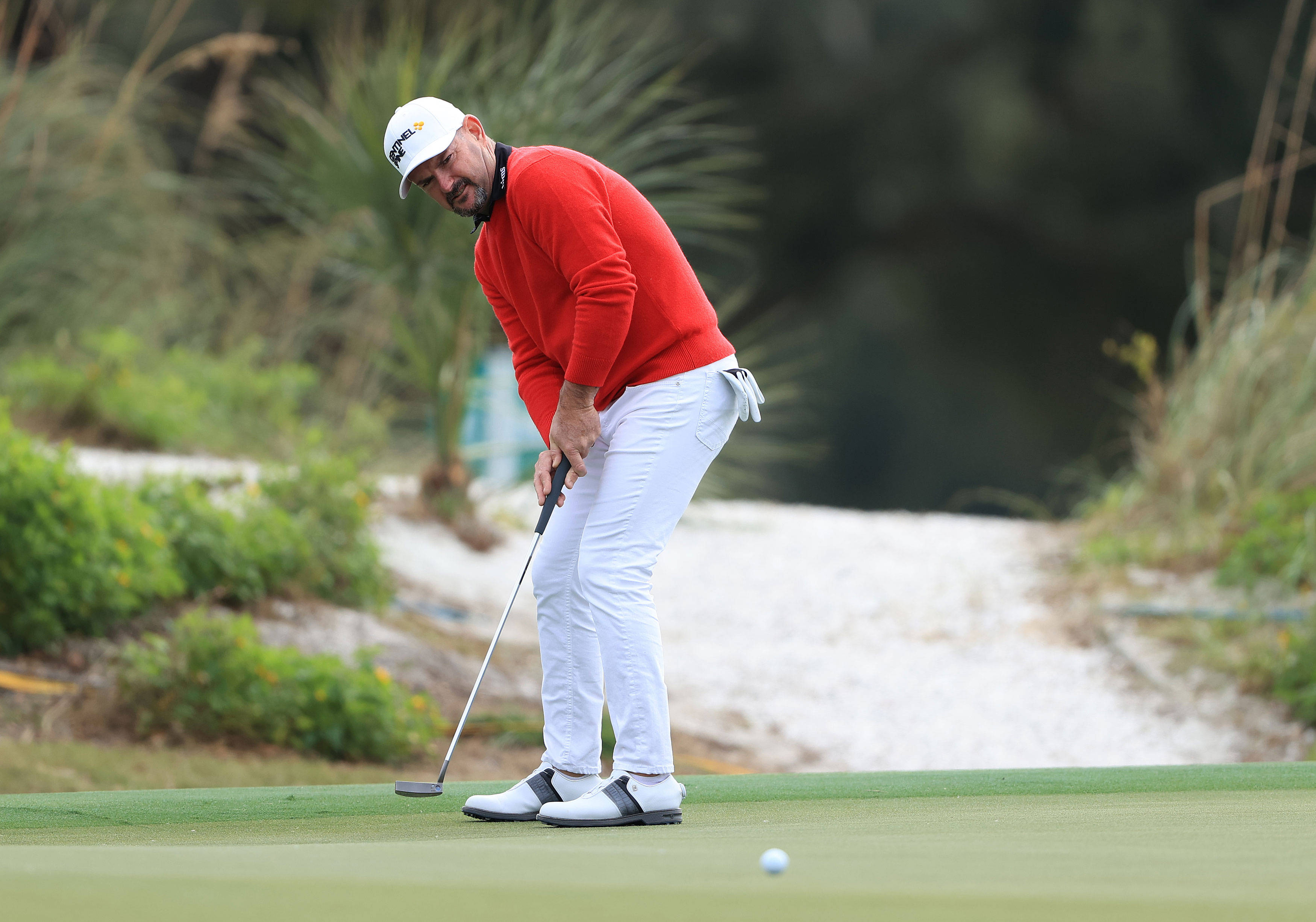 Rory Sabbatini, red sweater, white pants, 2K Desktop Wallpaper