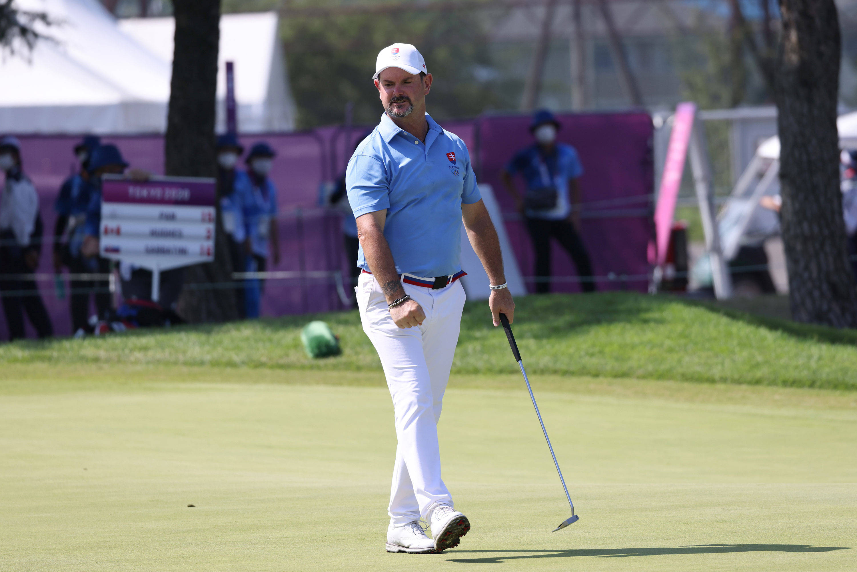 Rory Sabbatini, blue shirt, white pants, 2K Desktop Wallpaper