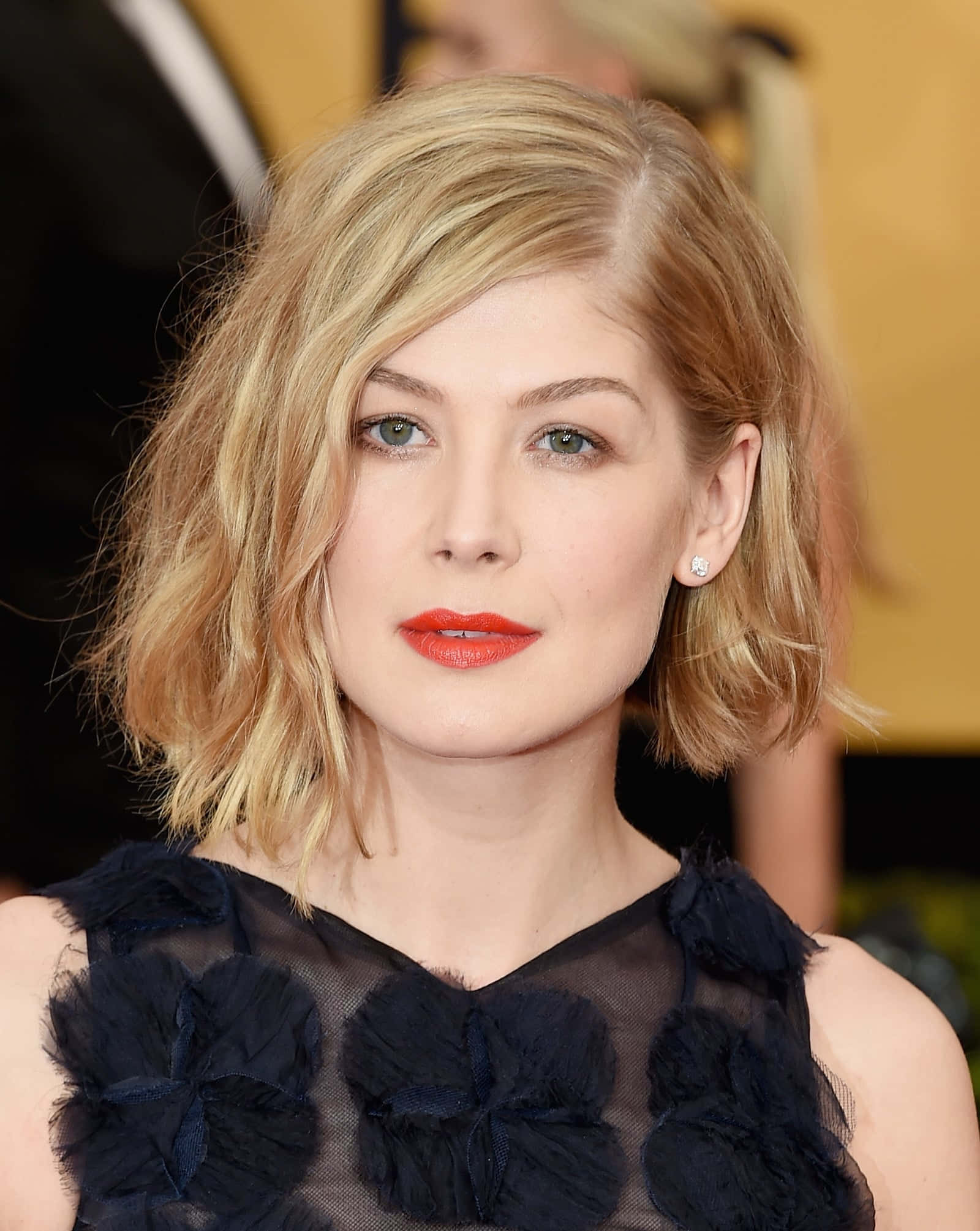 Rosamund Pike, navy floral dress, blonde wavy bob hair, Full HD Phone Wallpaper