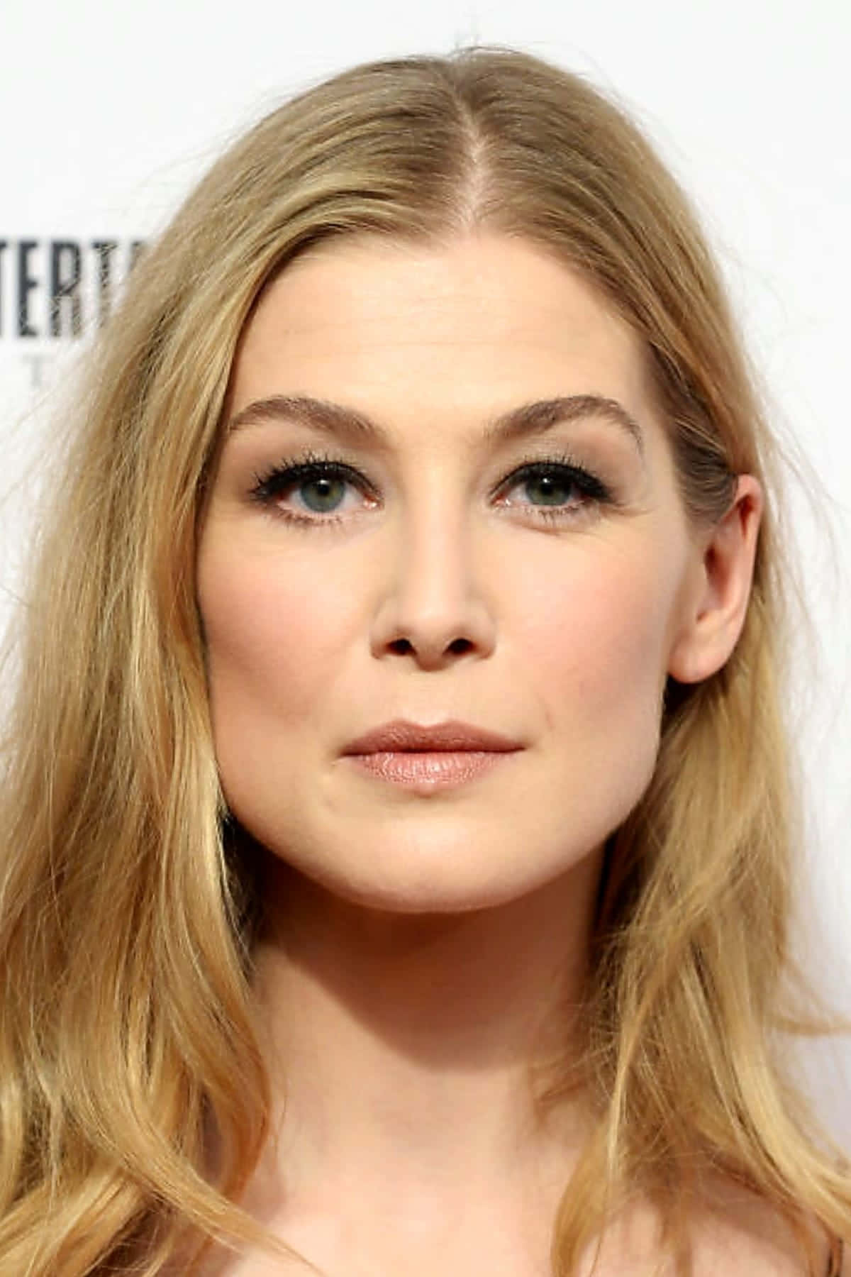 Rosamund Pike, red carpet event, blonde hair, HD Phone Wallpaper