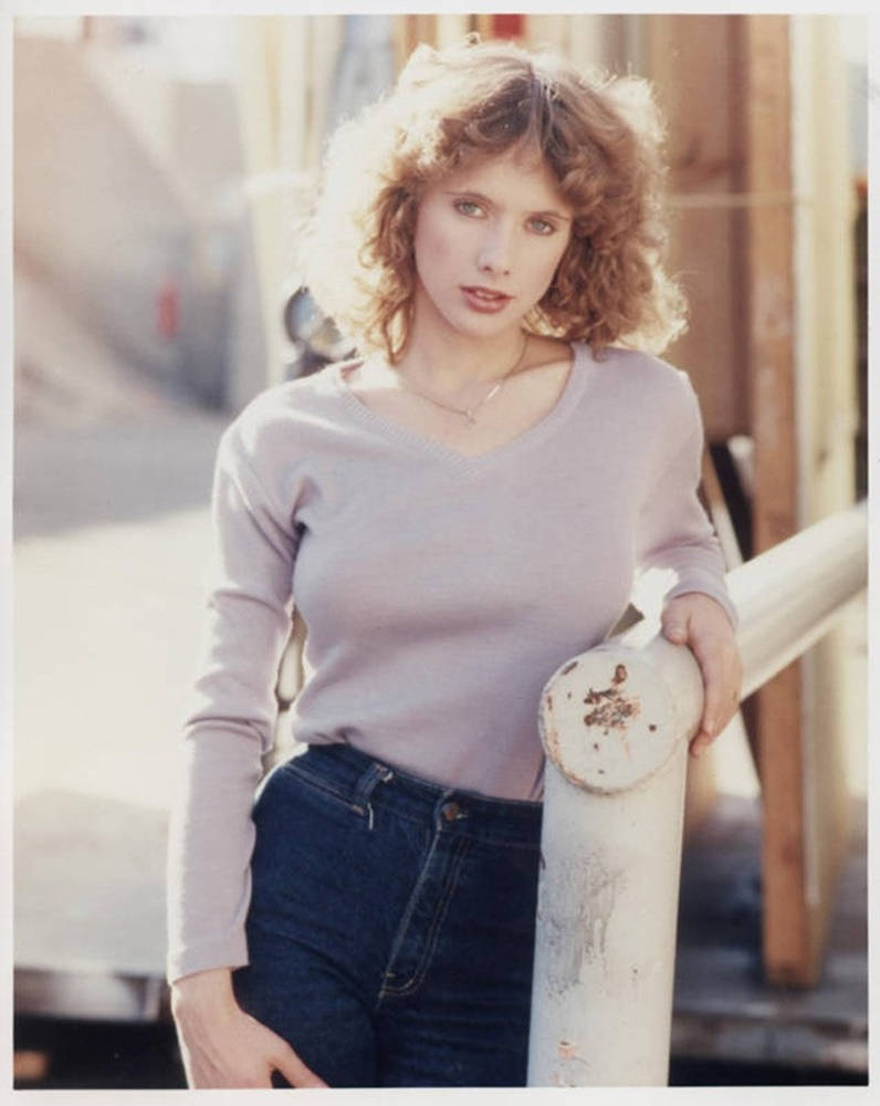 Rosanna Arquette, voluminous curly hair, weathered pole, SD Phone Wallpaper