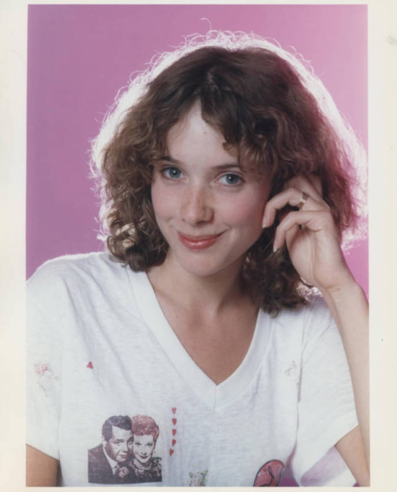 Rosanna Arquette, curly brown hair, smiles gently, SD Phone Wallpaper