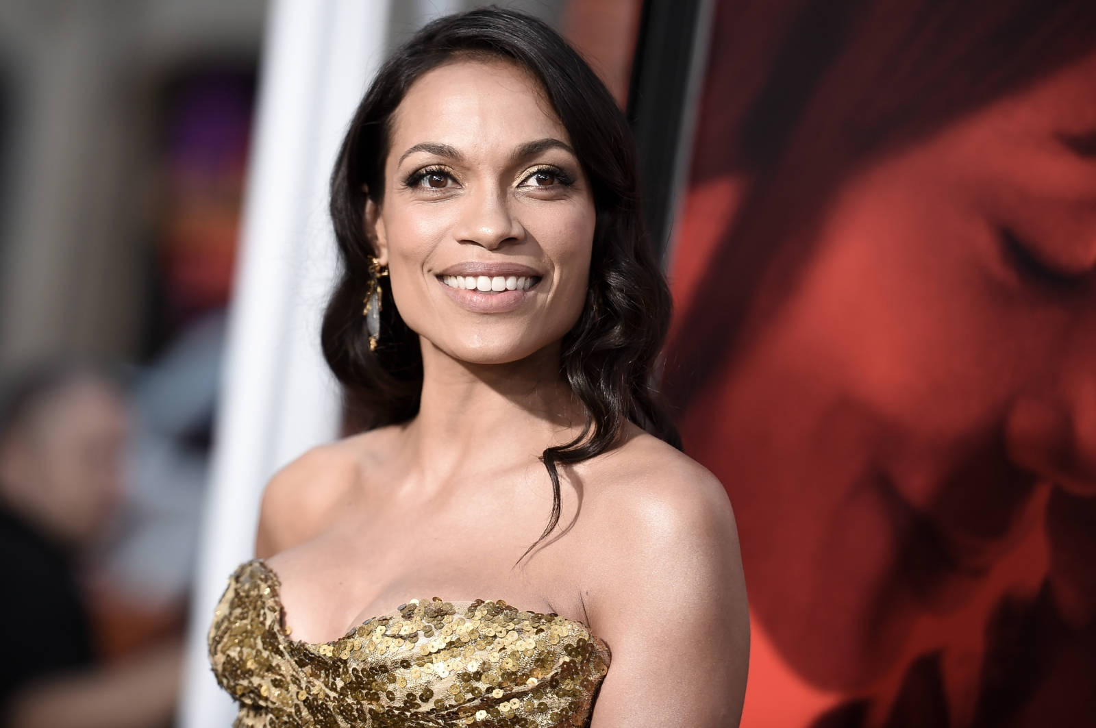 Rosario Dawson, shimmering gold sequined dress, red backdrop, HD Desktop Wallpaper