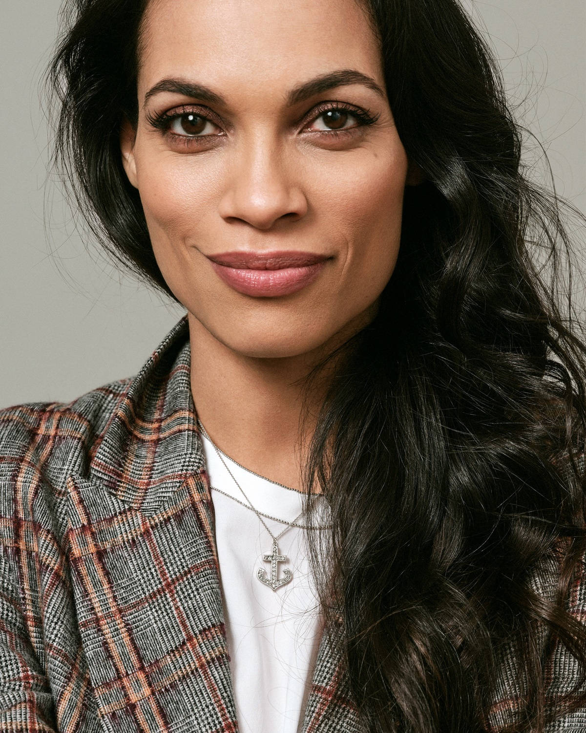 Rosario Dawson, plaid blazer, anchor necklace, HD Phone Wallpaper