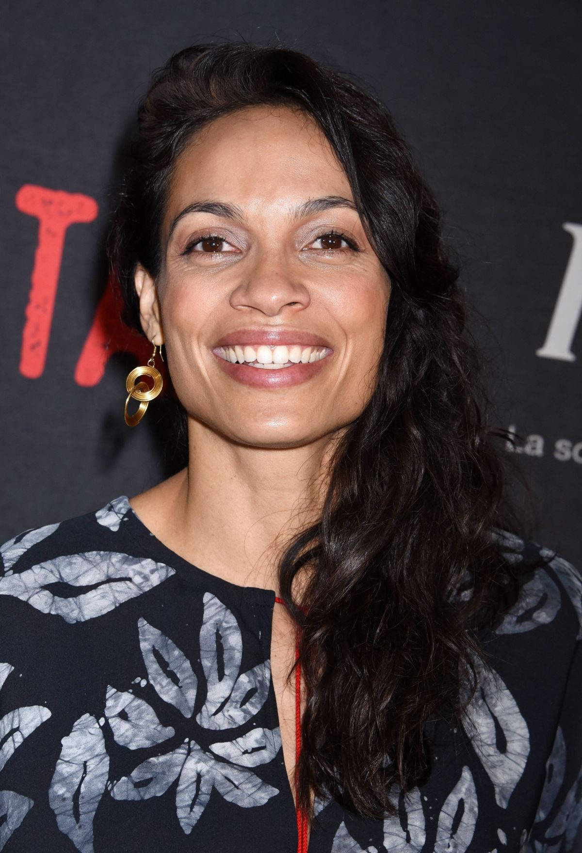 Rosario Dawson, black floral-patterned top, gold hoop earrings, HD Phone Wallpaper