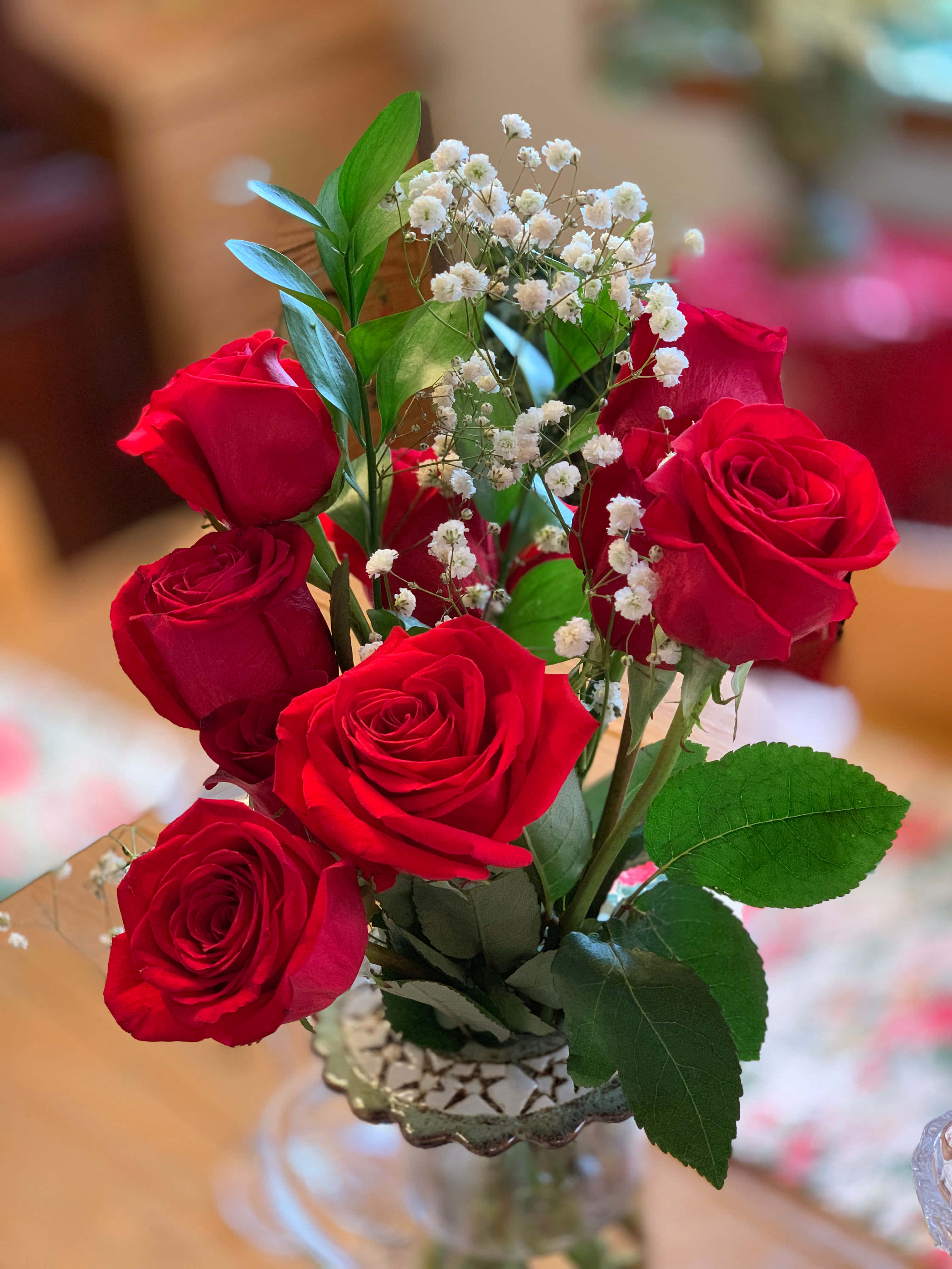 traditional red rose bouquet, babys breathe flowers, vintage glass vase, 4K Phone Wallpaper