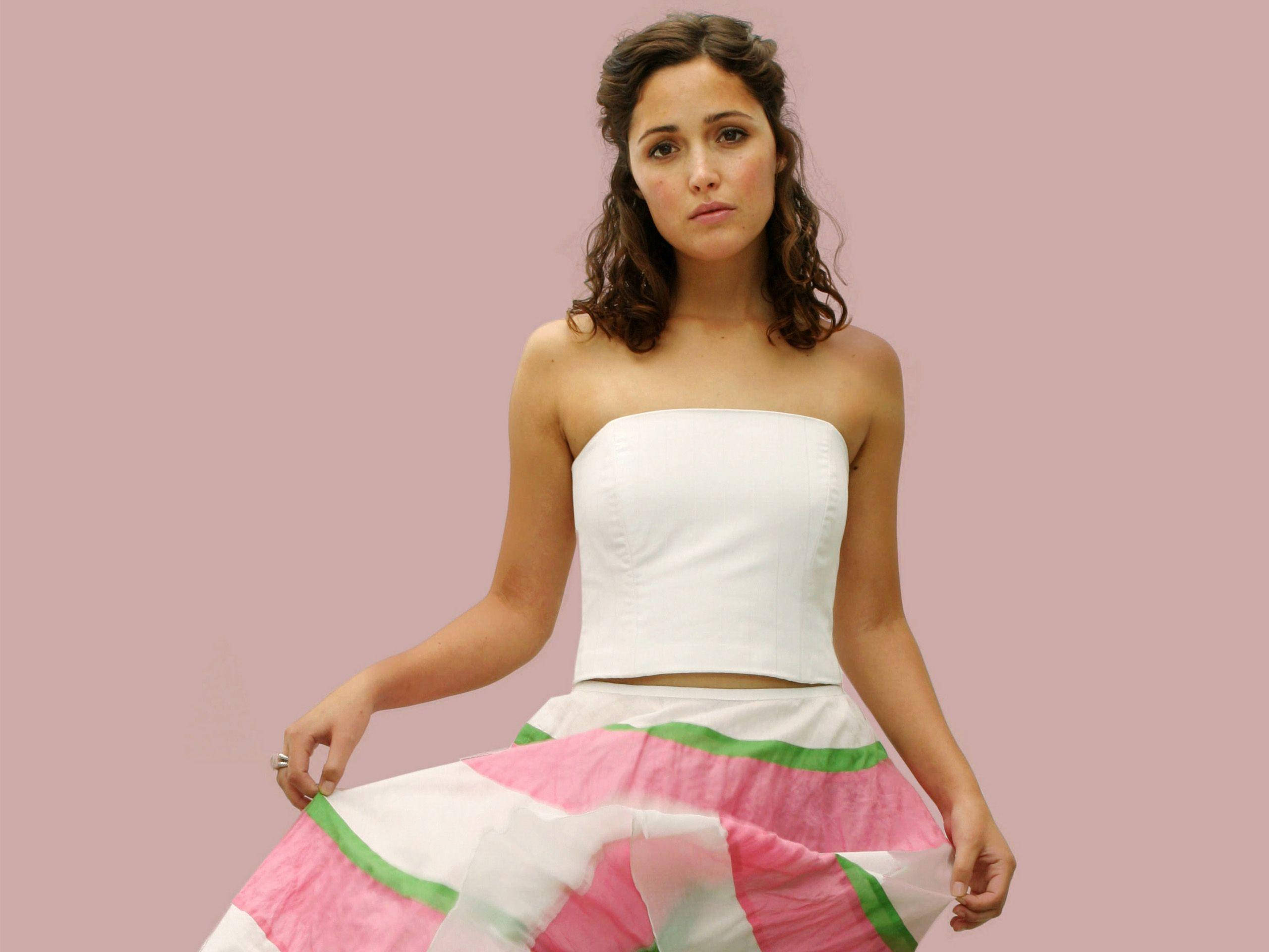 Rose Byrne, curly brown hair, white crop top, 2K Desktop Wallpaper