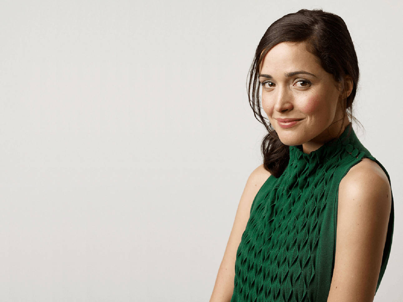Rose Byrne, dark hair, textured green sleeveless top, HD Desktop Wallpaper