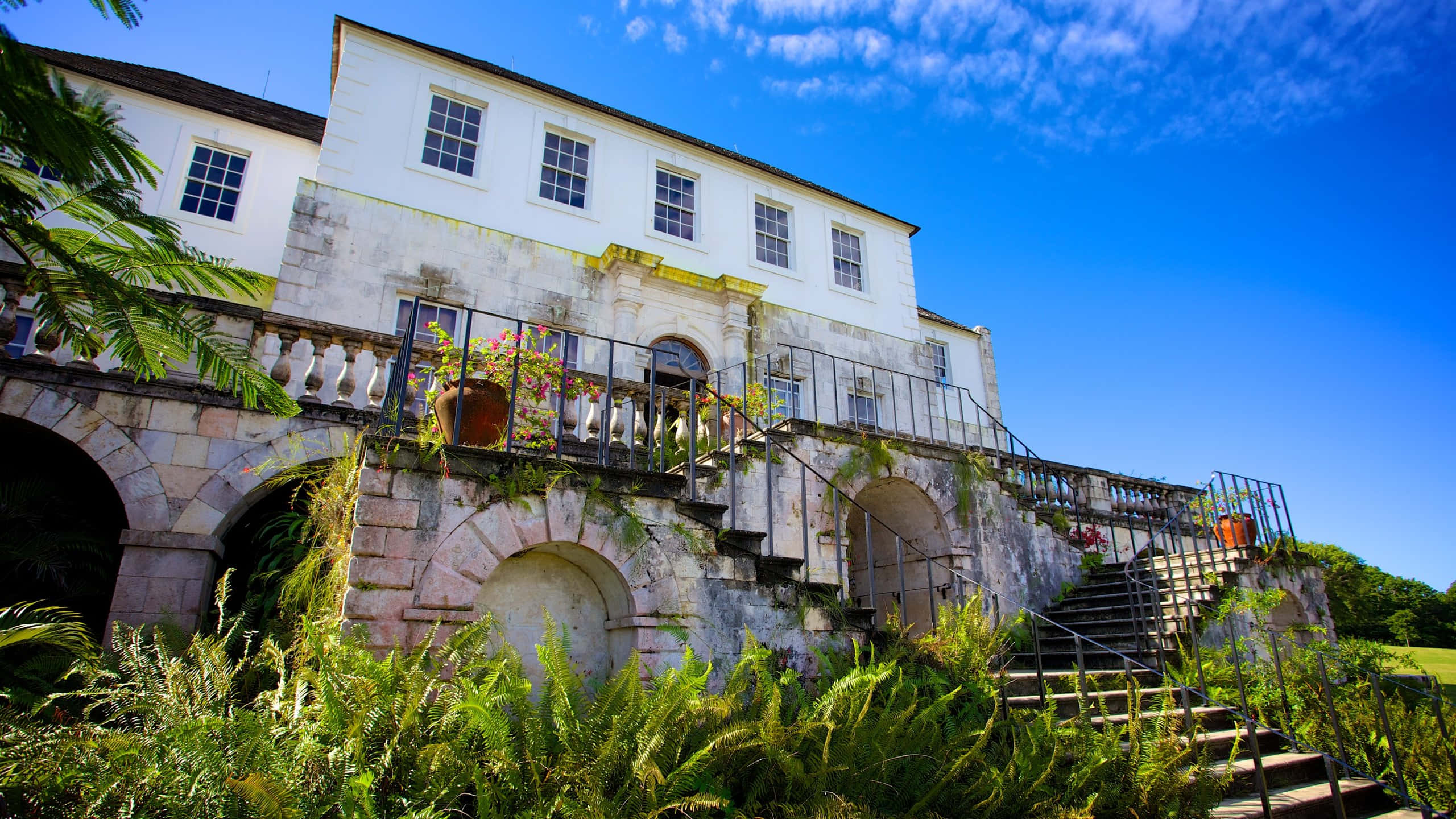 Rose Hall Great House, blue sky, few clouds, 2K Desktop Wallpaper