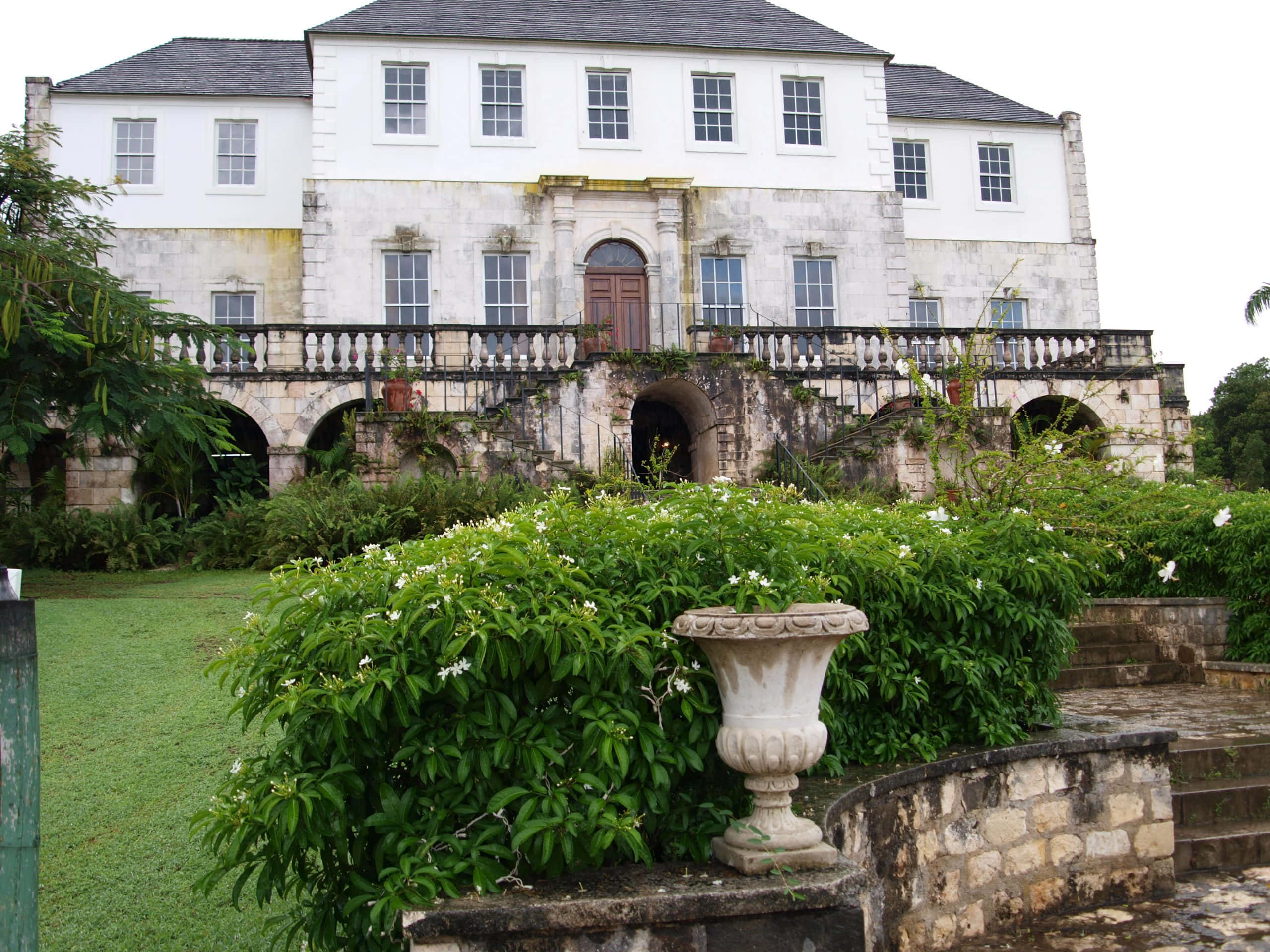 Rose Hall Great House, white walls, stone arches, 2K Desktop Wallpaper