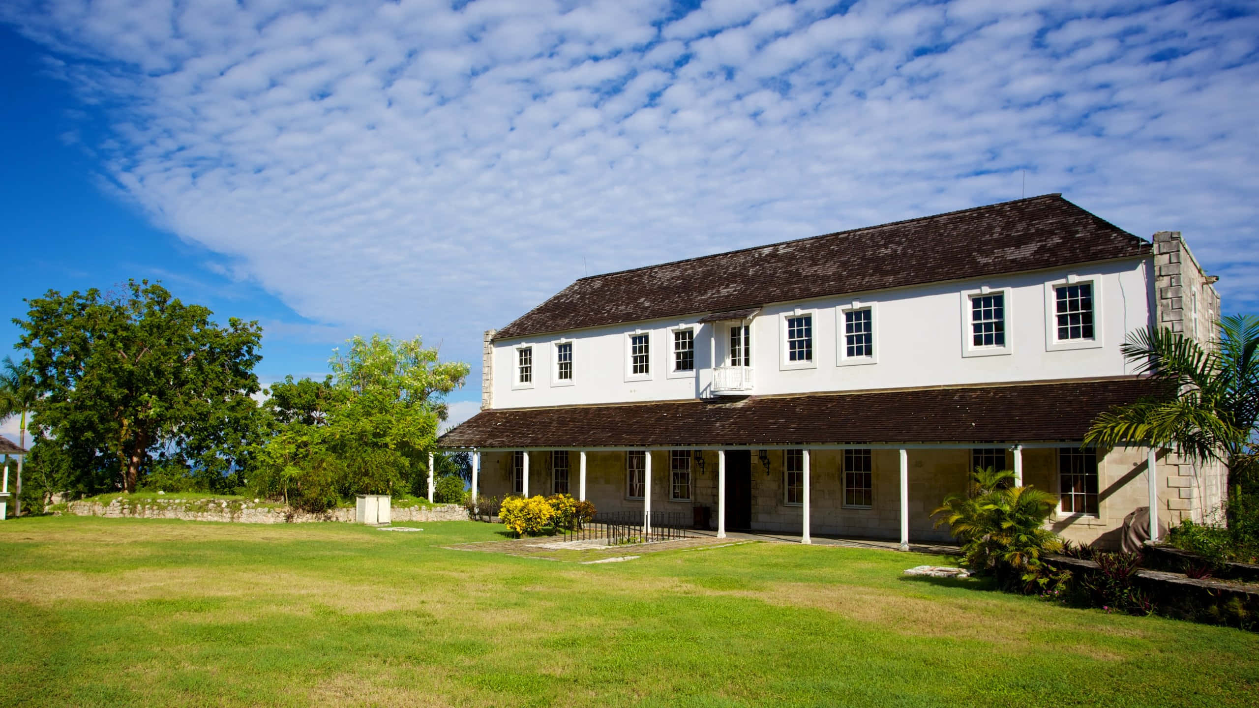 Rose Hall Great House, backyard, white colonial house, 2K Desktop Wallpaper