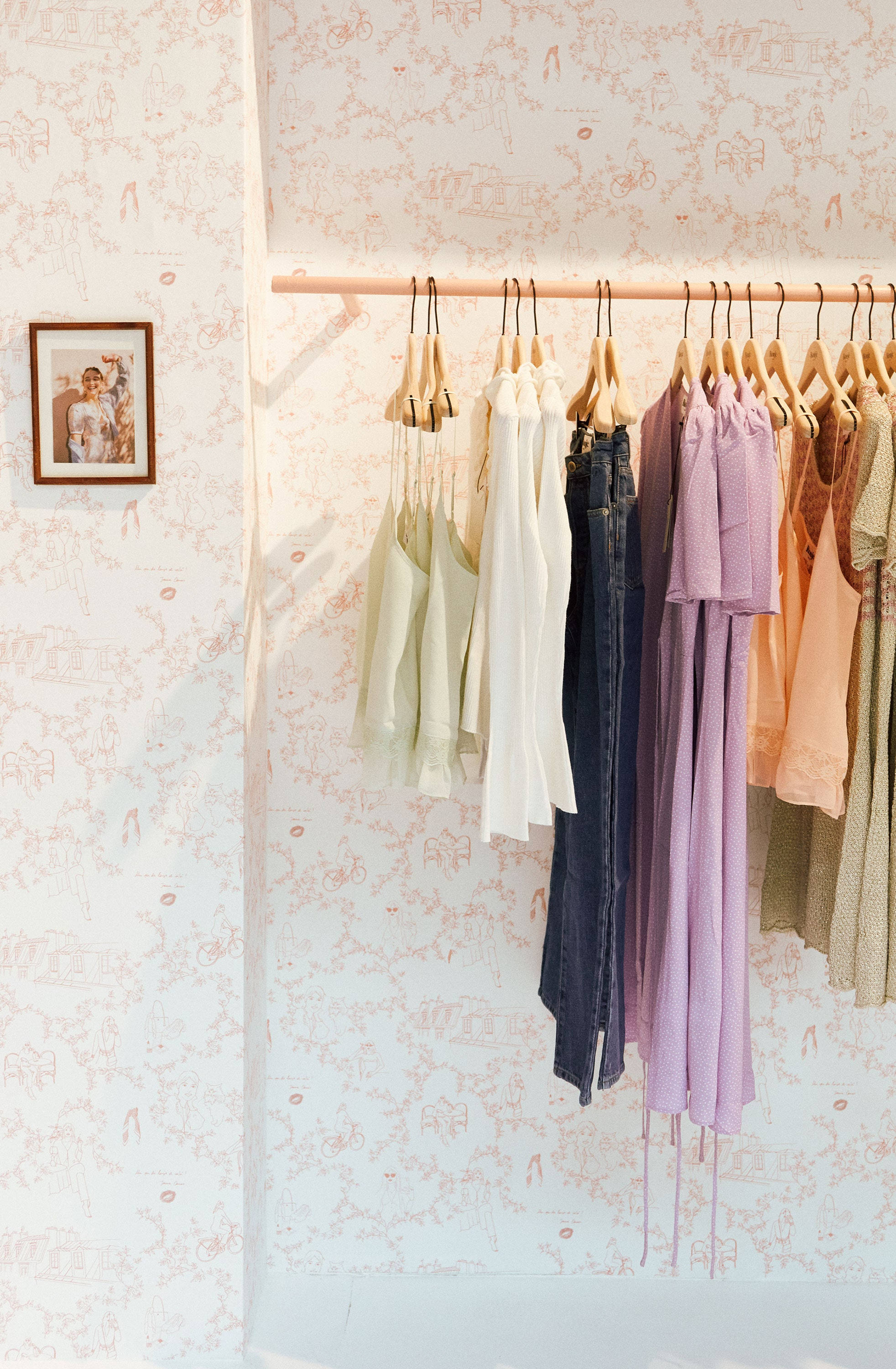 Rouje, pastel-hued clothes, delicate pink patterned wallpaper, 2K Phone Wallpaper
