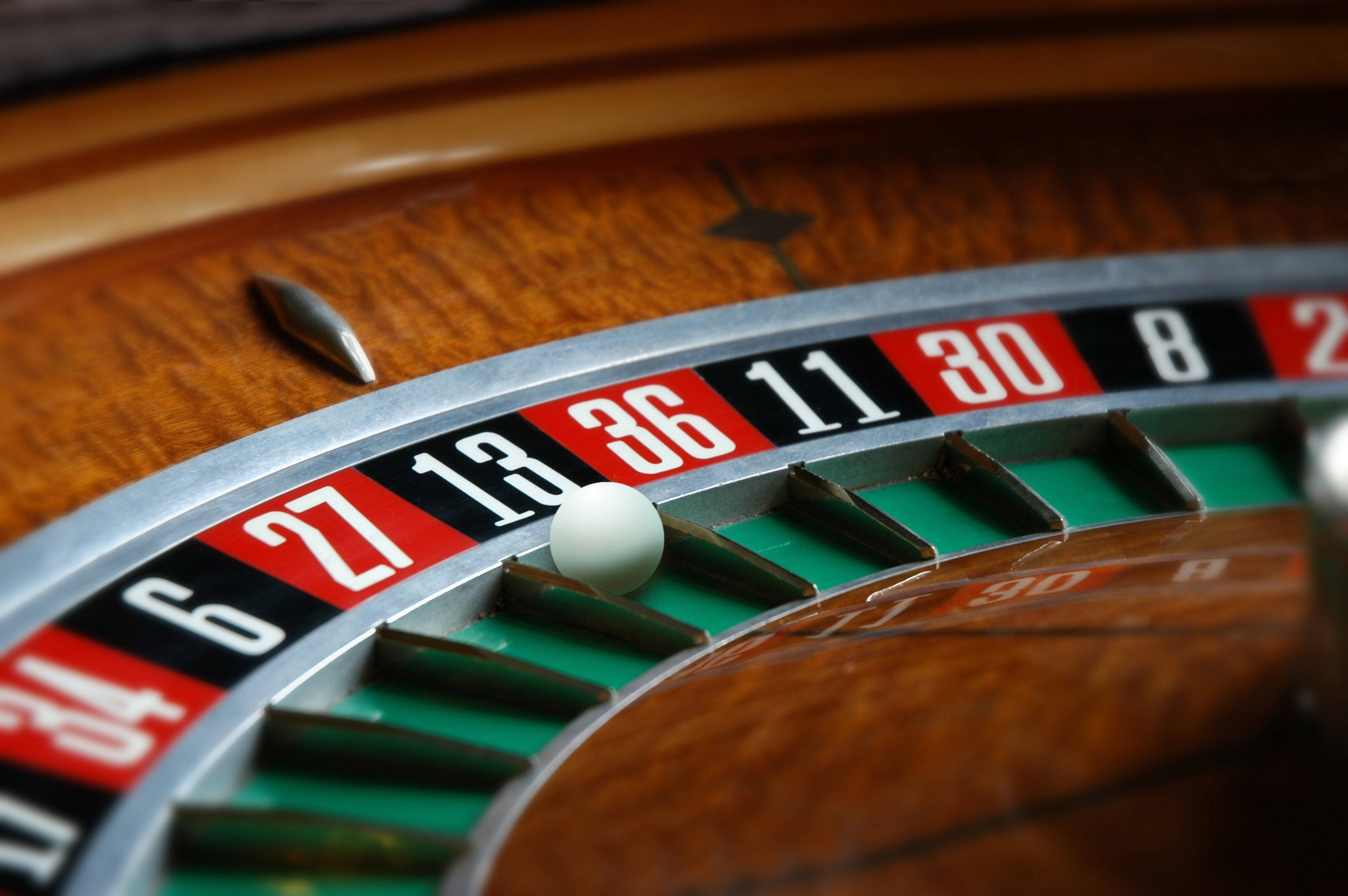 roulette wheel, white ball, green numbered slot, 4K Desktop Wallpaper