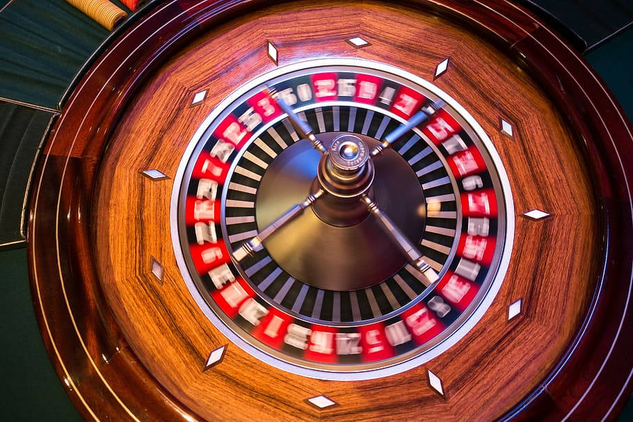 roulette wheel, red and black numbered slots, polished wooden rim, SD Desktop Wallpaper
