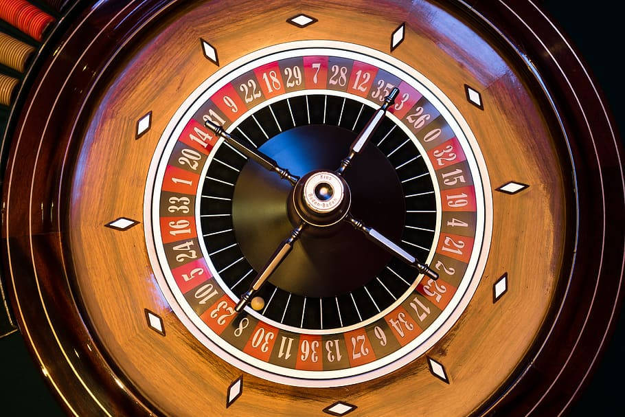 classic green roulette wheel, wooden roulette wheel, red and black numbered slots, SD Desktop Wallpaper