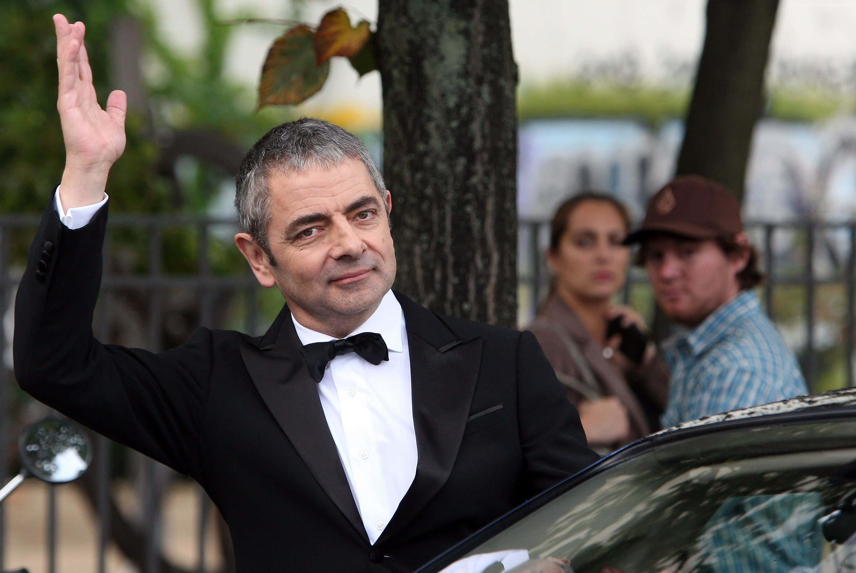 Rowan Atkinson, black tuxedo, car, 2K Desktop Wallpaper