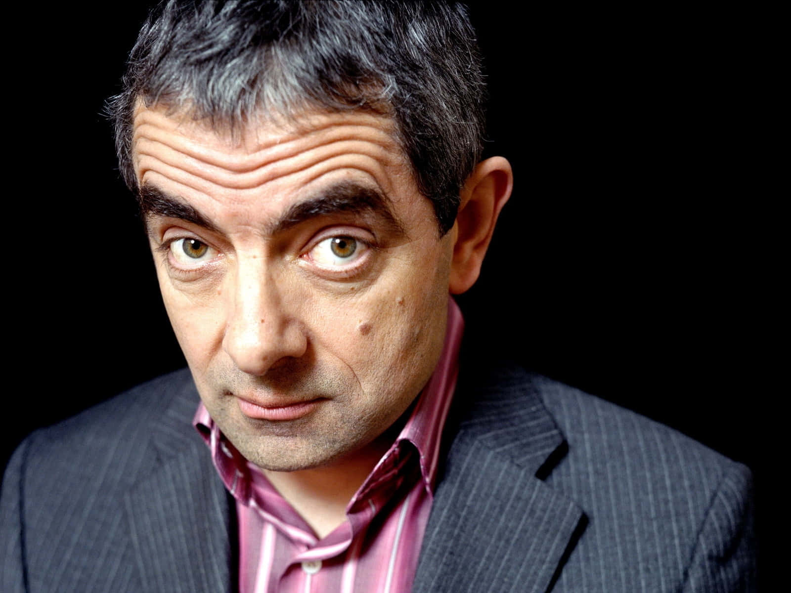 Rowan Atkinson, suit, furrowed brows, HD Desktop Wallpaper