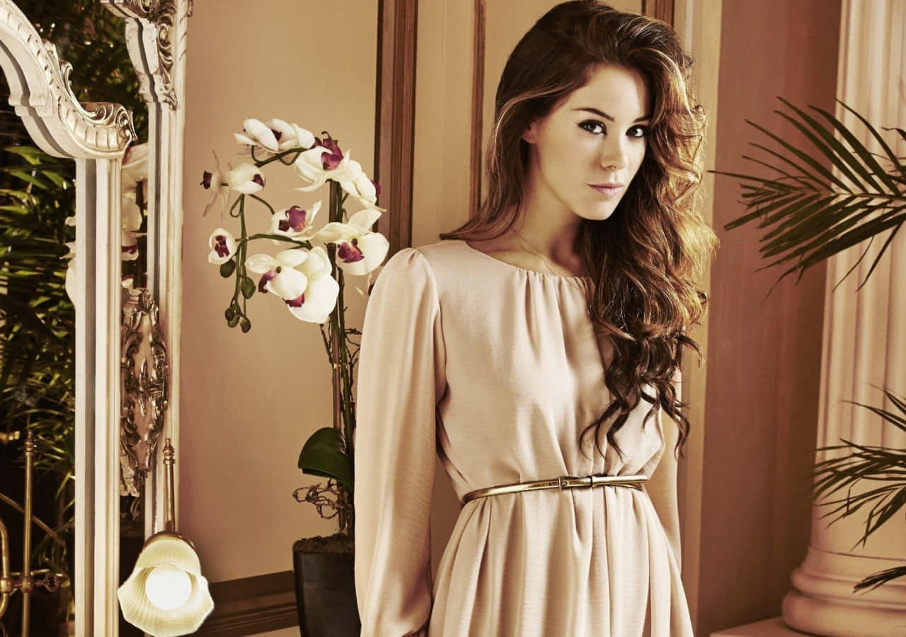 Roxanne Mckee, beige dress, mirror, HD Desktop Wallpaper