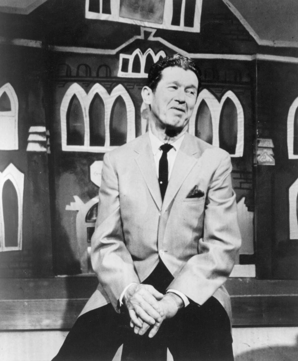 Roy Acuff, suit, stylized cartoon house backdrop, SD Phone Wallpaper