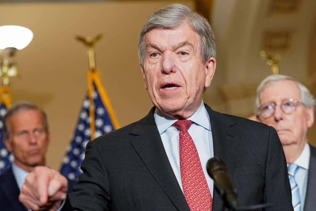 Roy Blunt, dark suit, red tie, SD Desktop Wallpaper