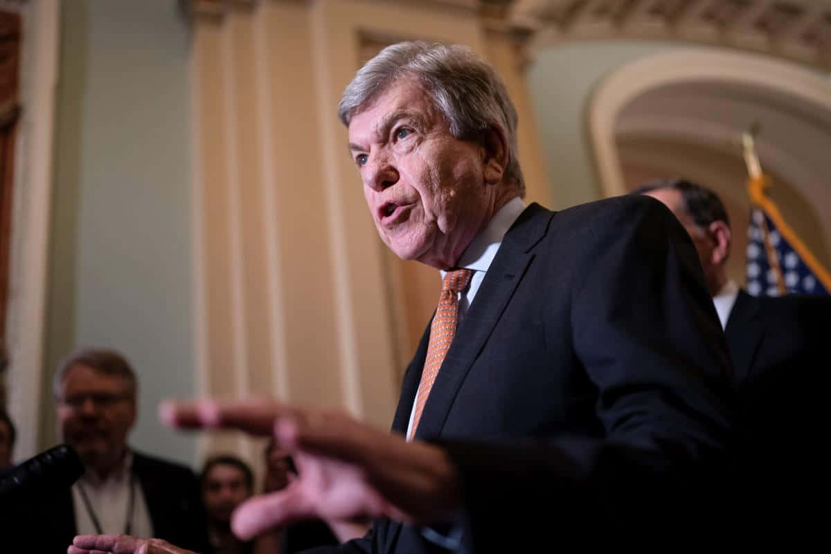 Roy Blunt, dark suit, orange tie, SD Desktop Wallpaper