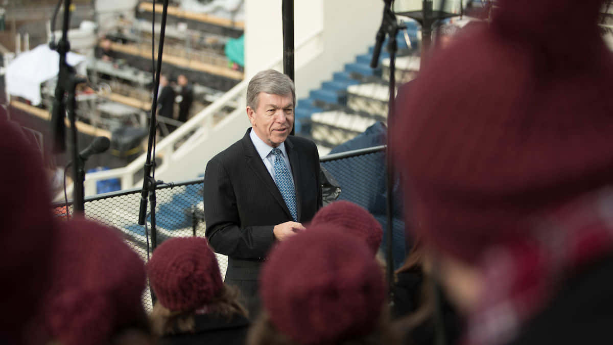 Roy Blunt, stadium stage, maroon hats, SD Desktop Wallpaper